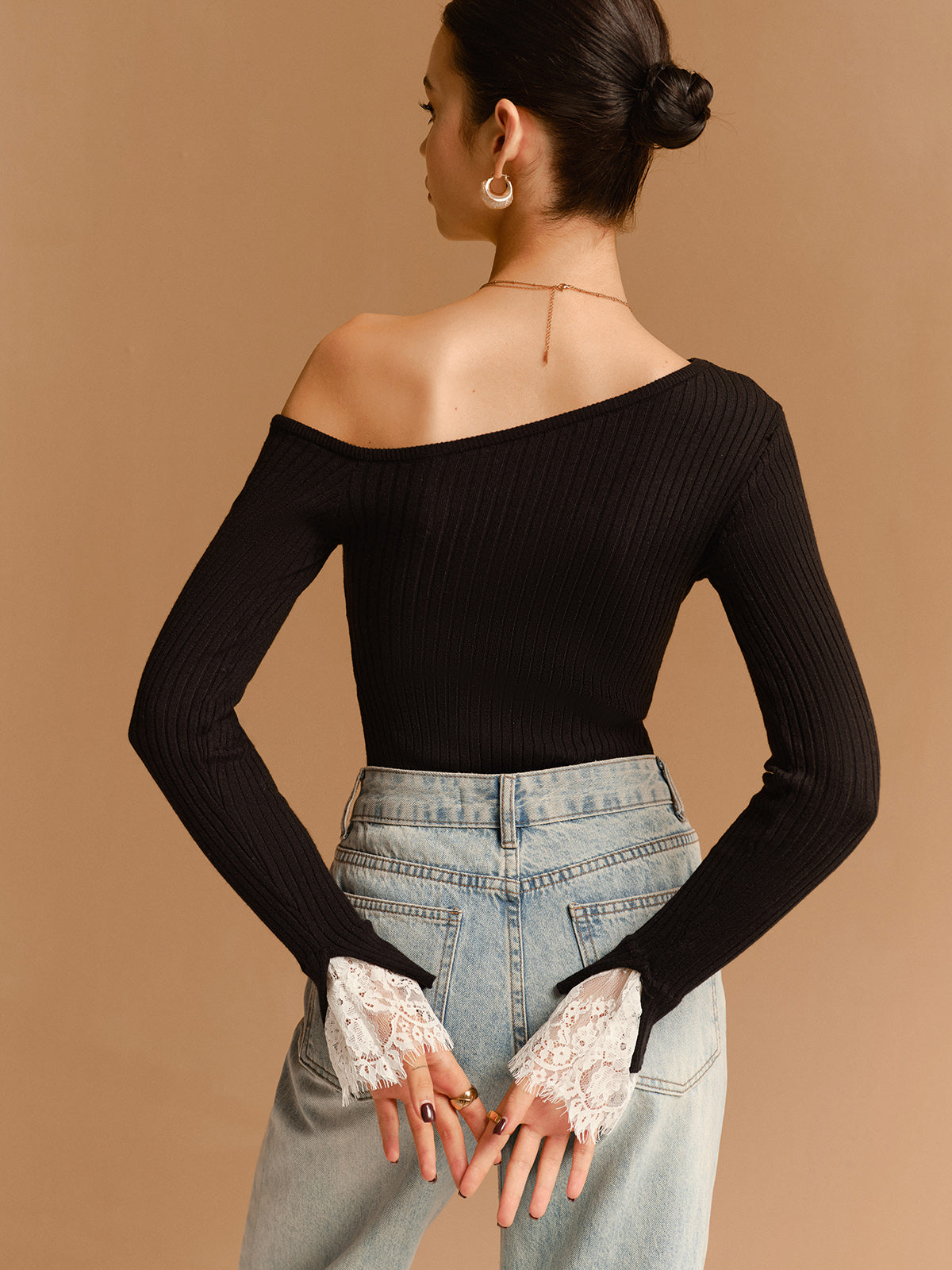 Pull slim asymétrique à poignets en dentelle