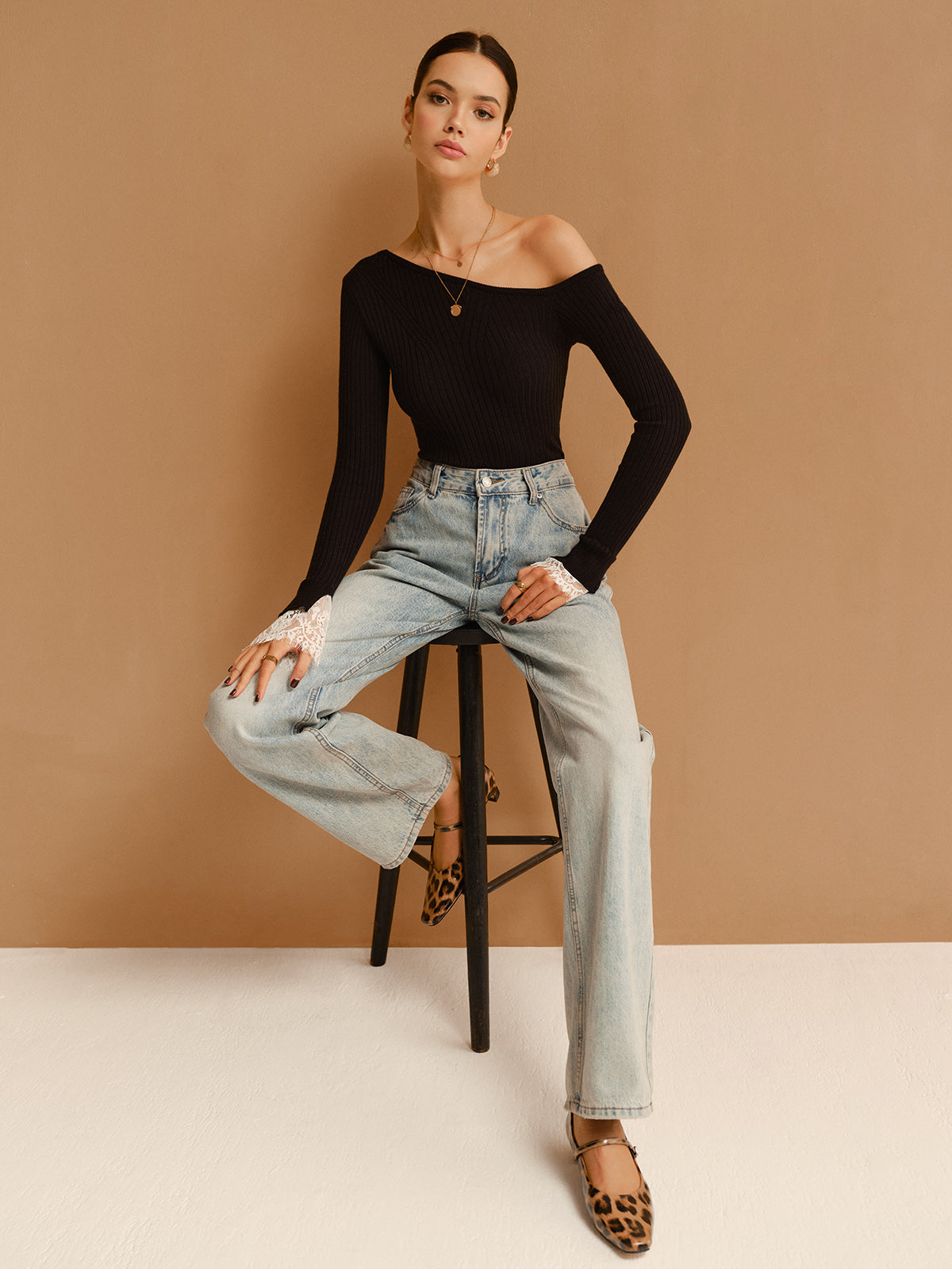 Pull slim asymétrique à poignets en dentelle