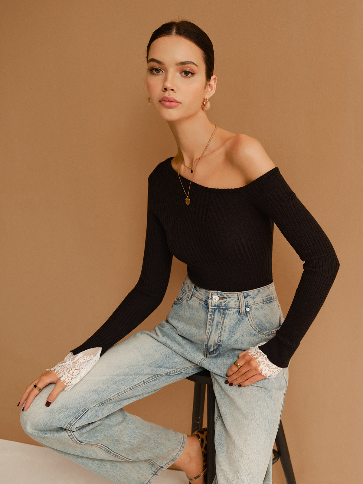 Pull slim asymétrique à poignets en dentelle