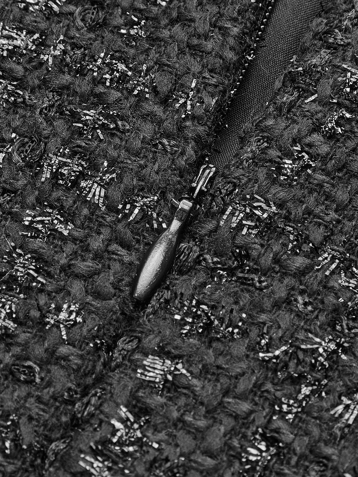 Kurzes, perlenbesetztes Kleid mit quadratischem Ausschnitt