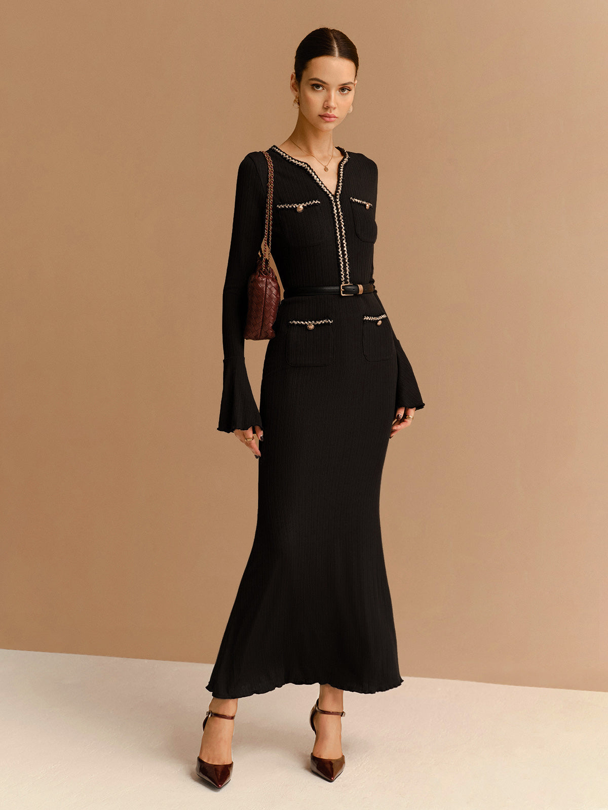 Robe cintrée élégante à volants et bordure contrastée, sans ceinture