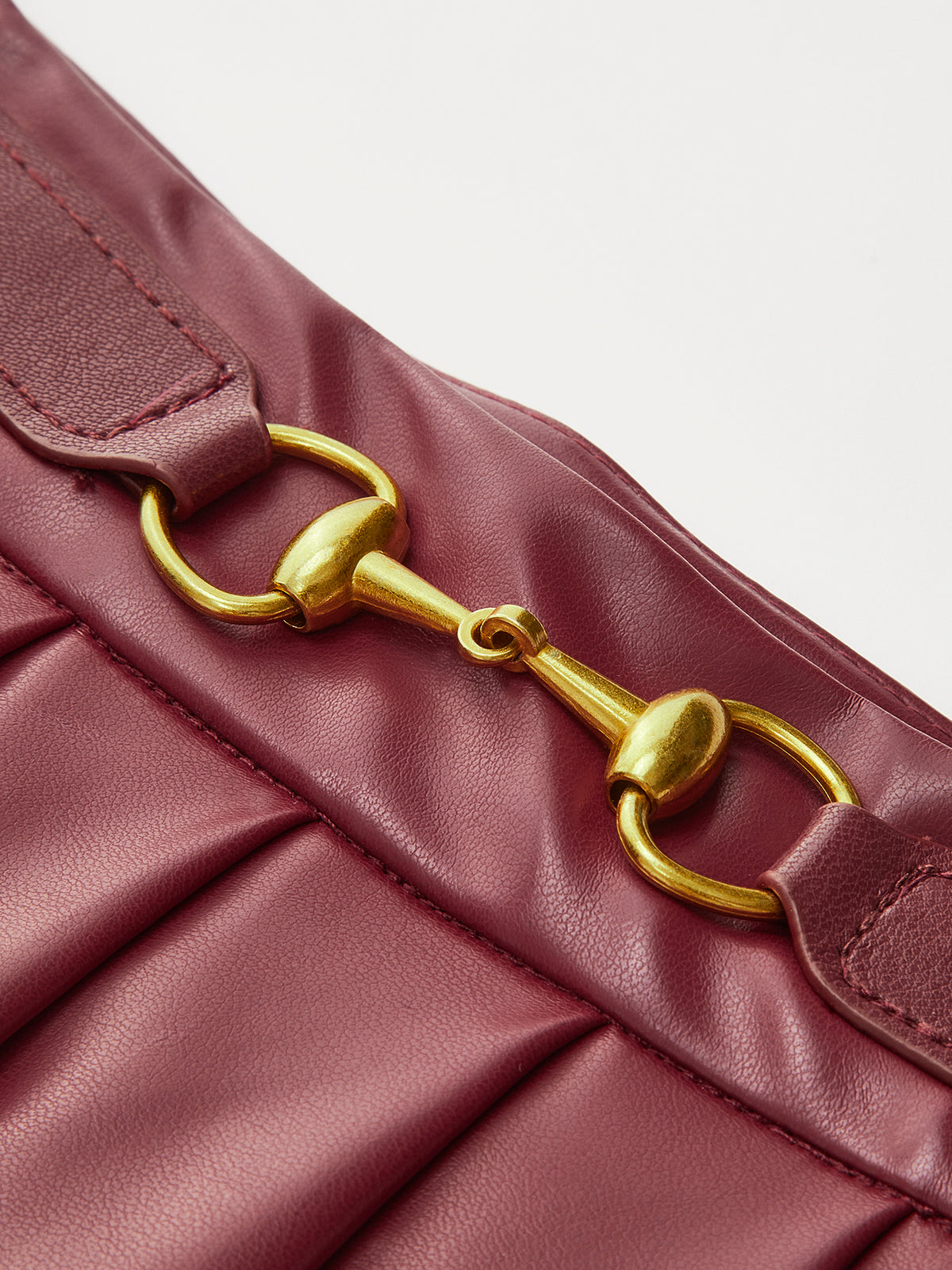 Hochtaillierter, asymmetrischer Faltenrock mit Metalldetails