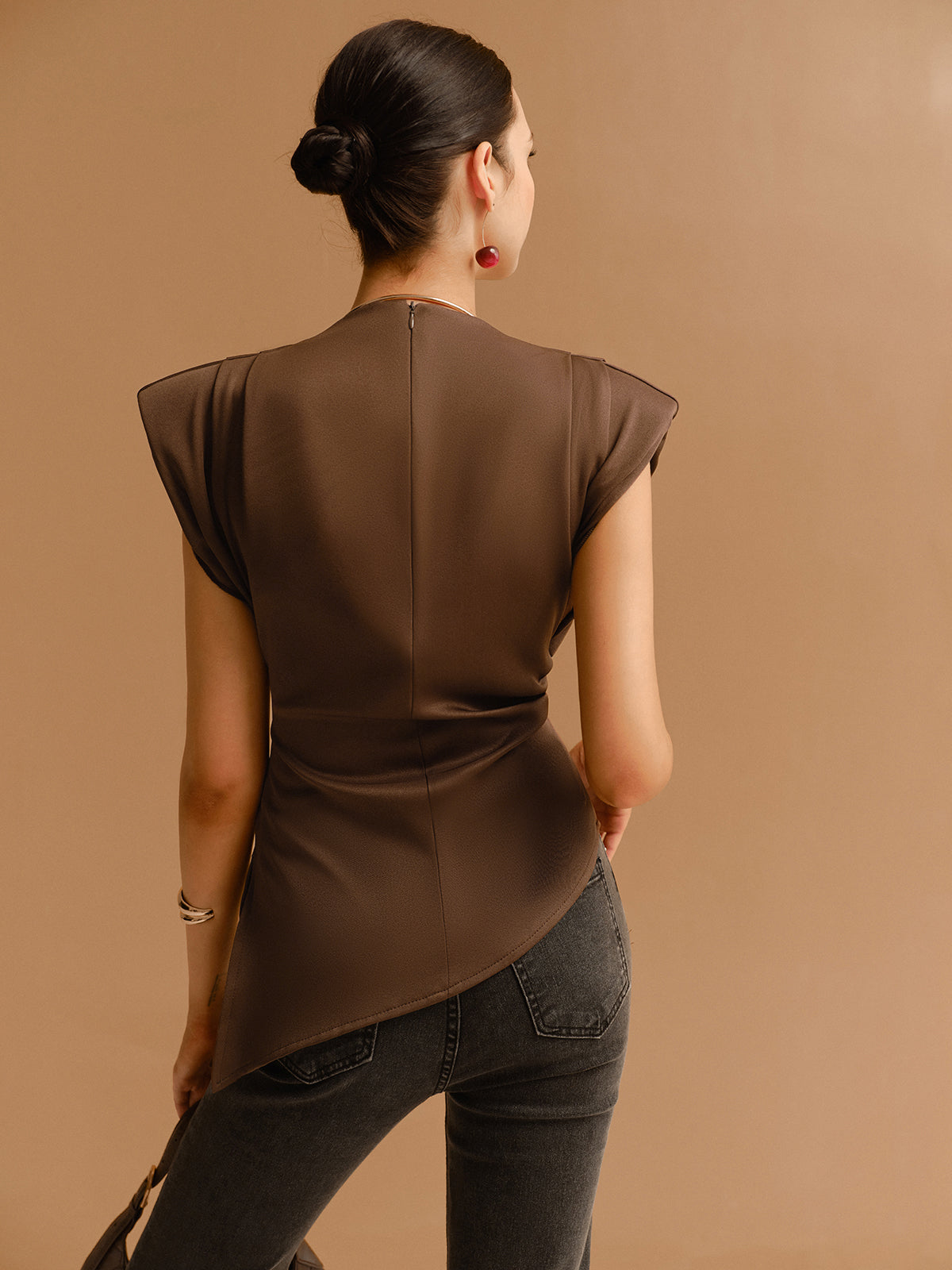 T-shirt ajusté à manches courtes et ourlet asymétrique