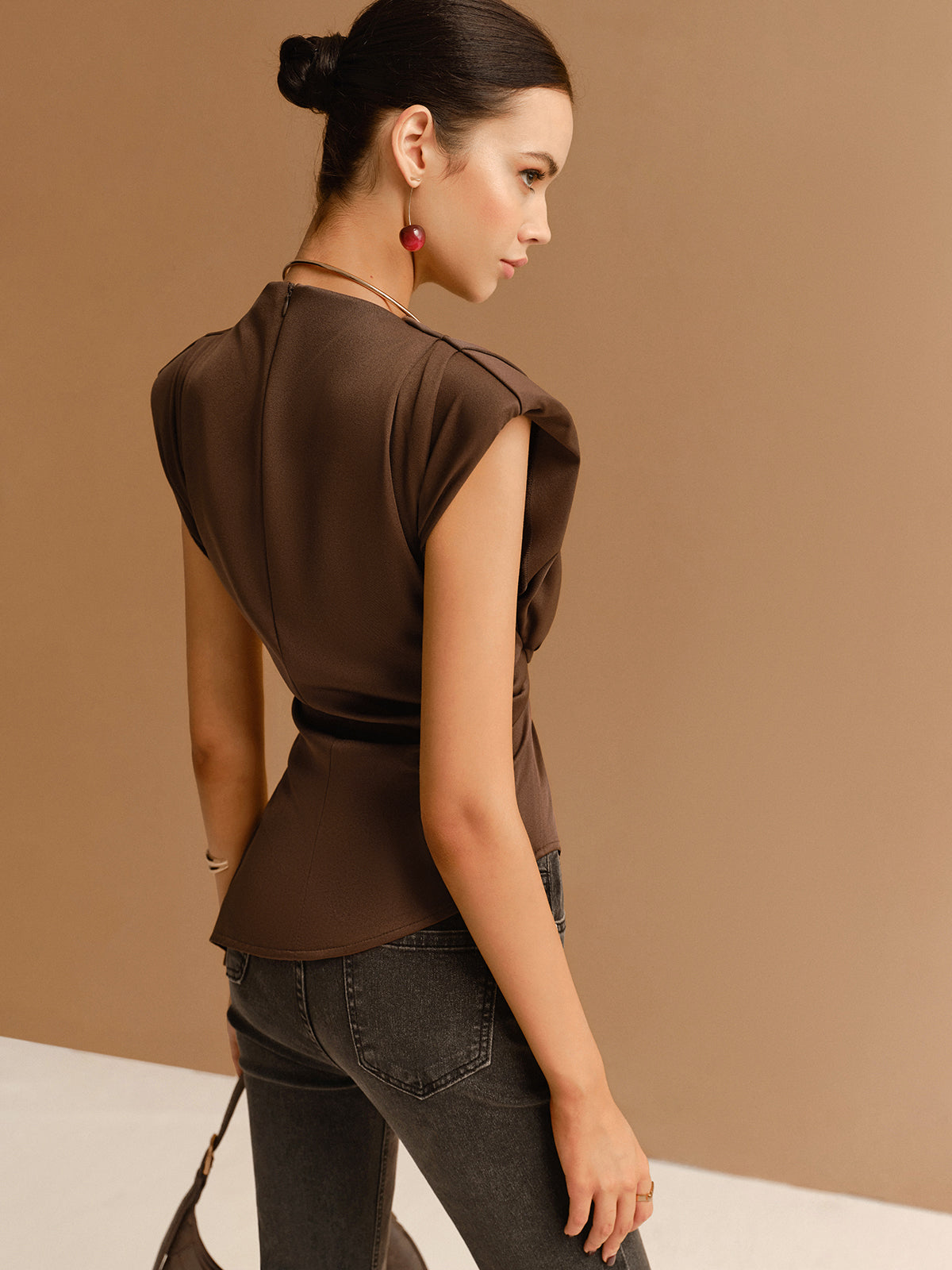 T-shirt ajusté à manches courtes et ourlet asymétrique