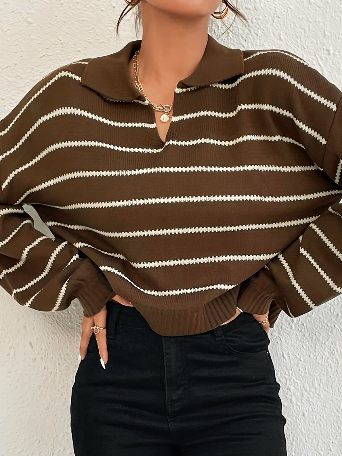 Kurzarmpullover mit kontrastfarbenem Streifenmuster und Revers