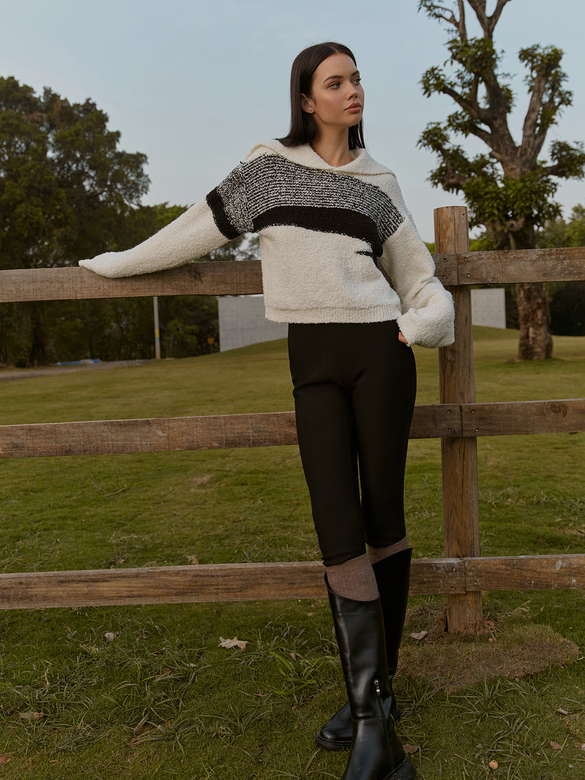 Kurzer Pullover mit Seemannskragen und Farbblock