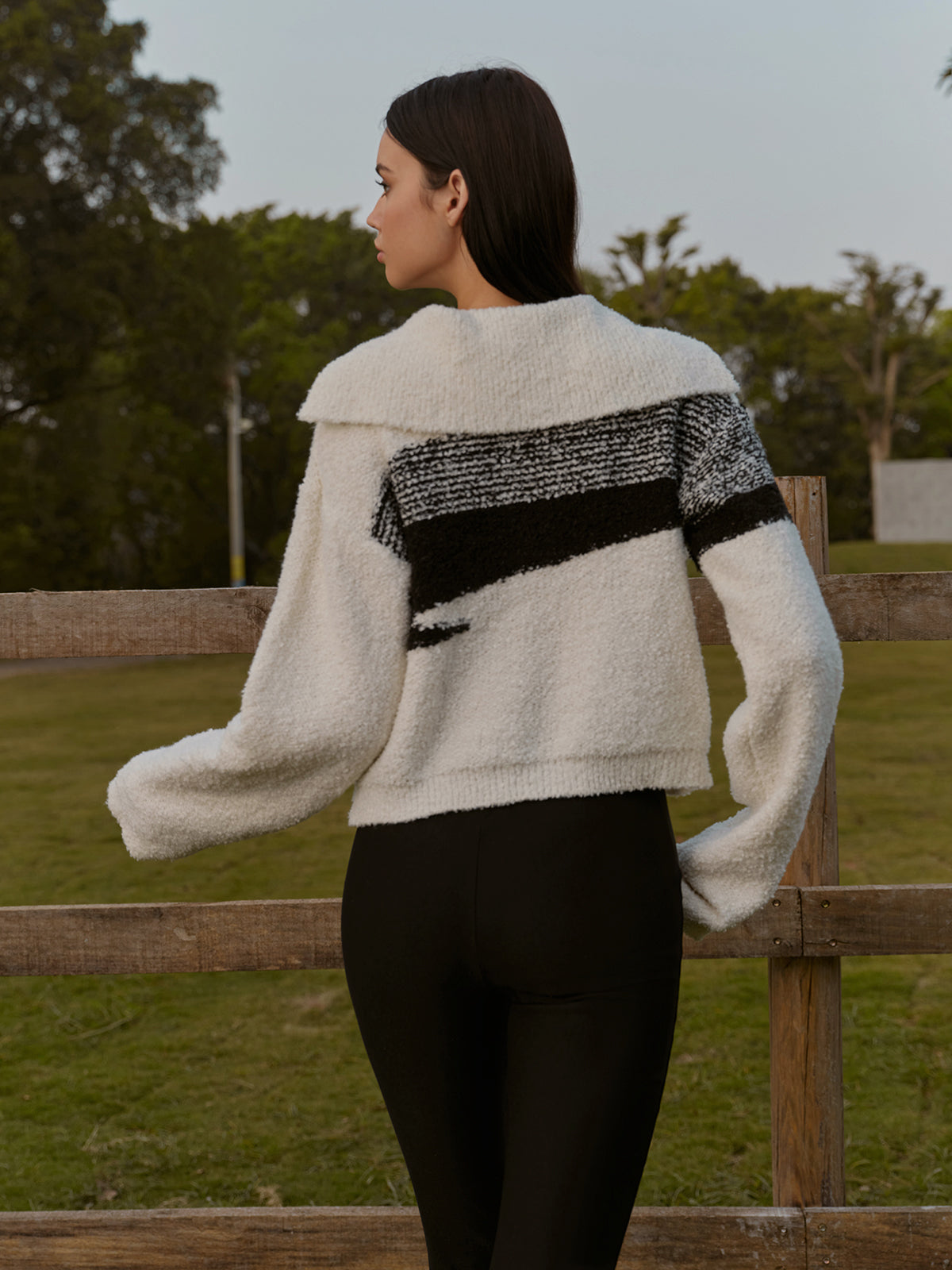 Kurzer Pullover mit Seemannskragen und Farbblock