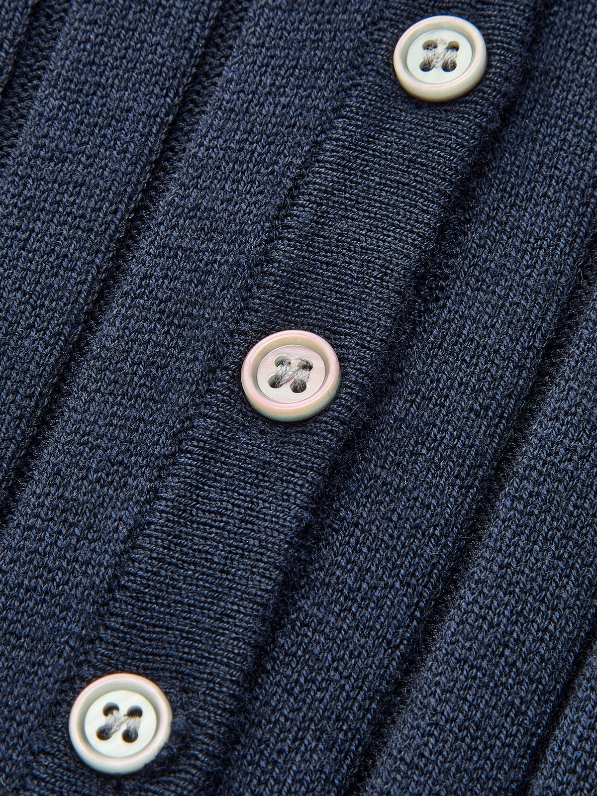 Rundhalsausschnitt, Knopfleiste, schmal geschnittenes Stricktop