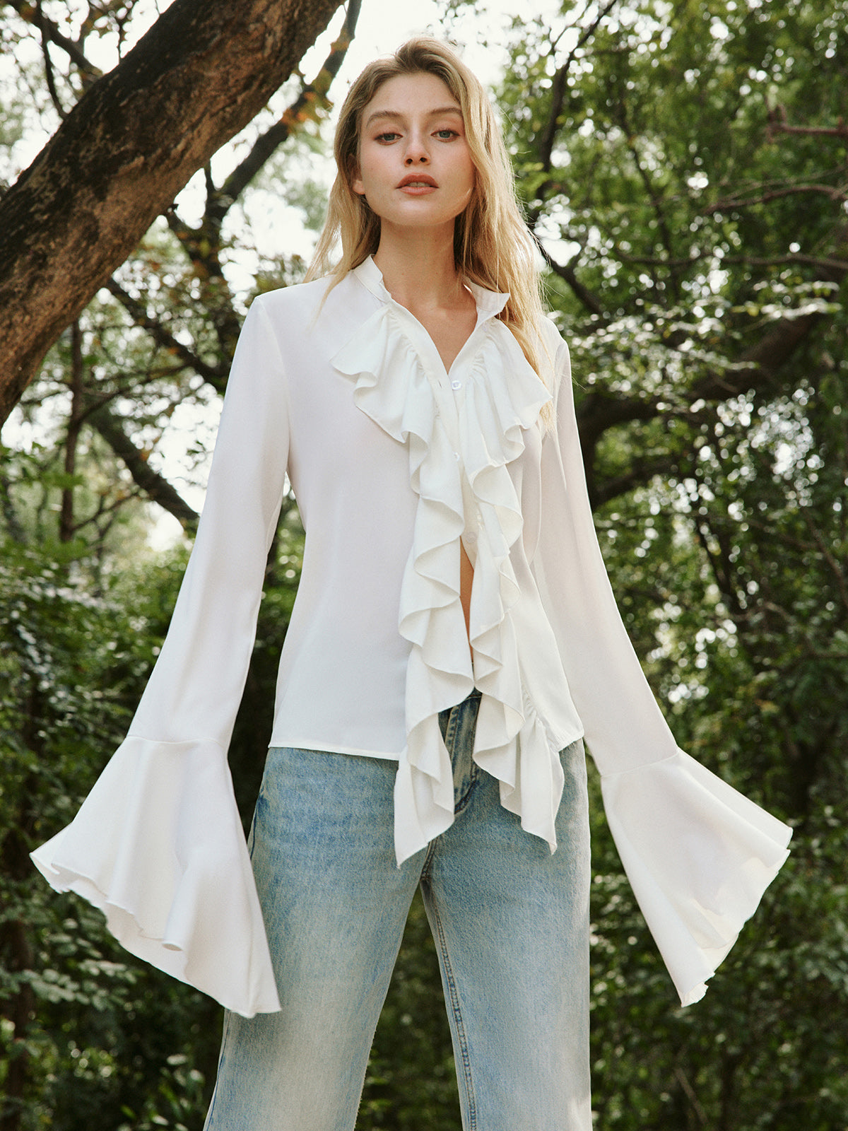 Halbtransparente Bluse mit Knopfleiste und Rüschen