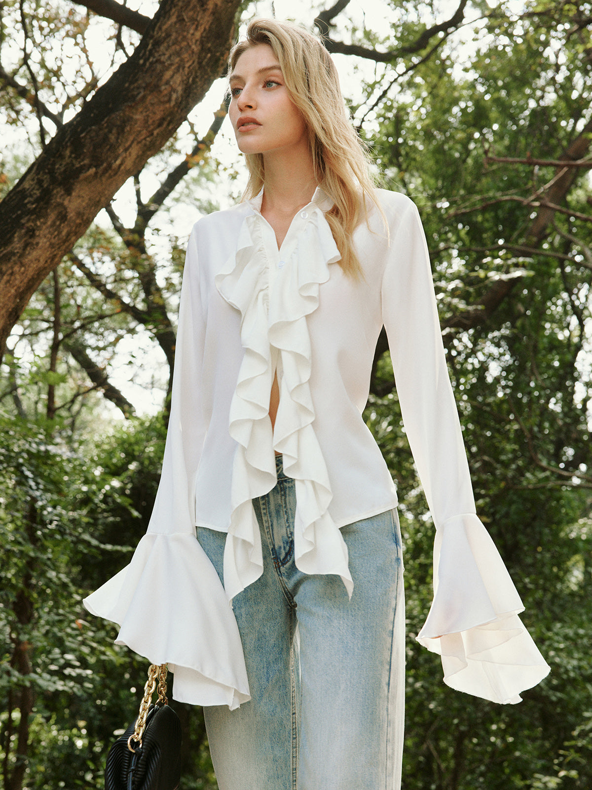 Halbtransparente Bluse mit Knopfleiste und Rüschen