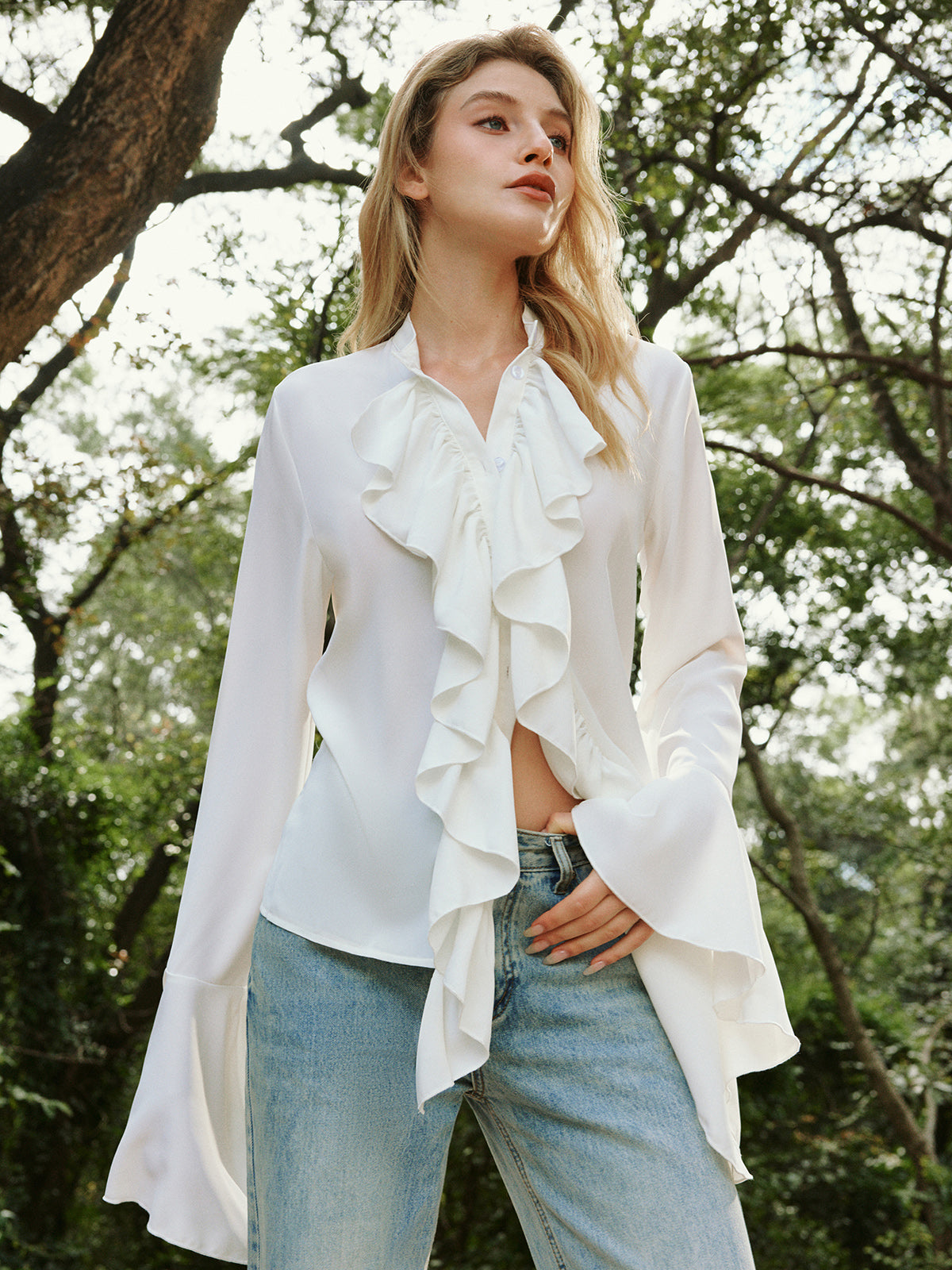 Halbtransparente Bluse mit Knopfleiste und Rüschen