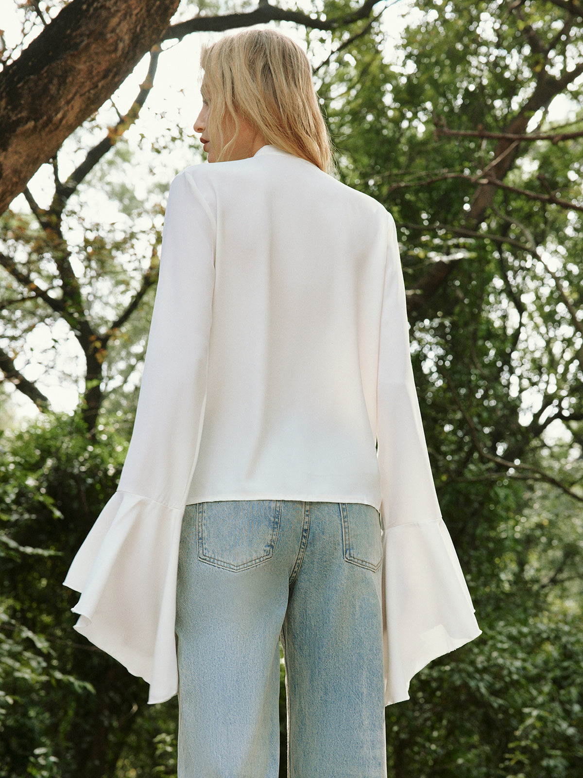 Halbtransparente Bluse mit Knopfleiste und Rüschen