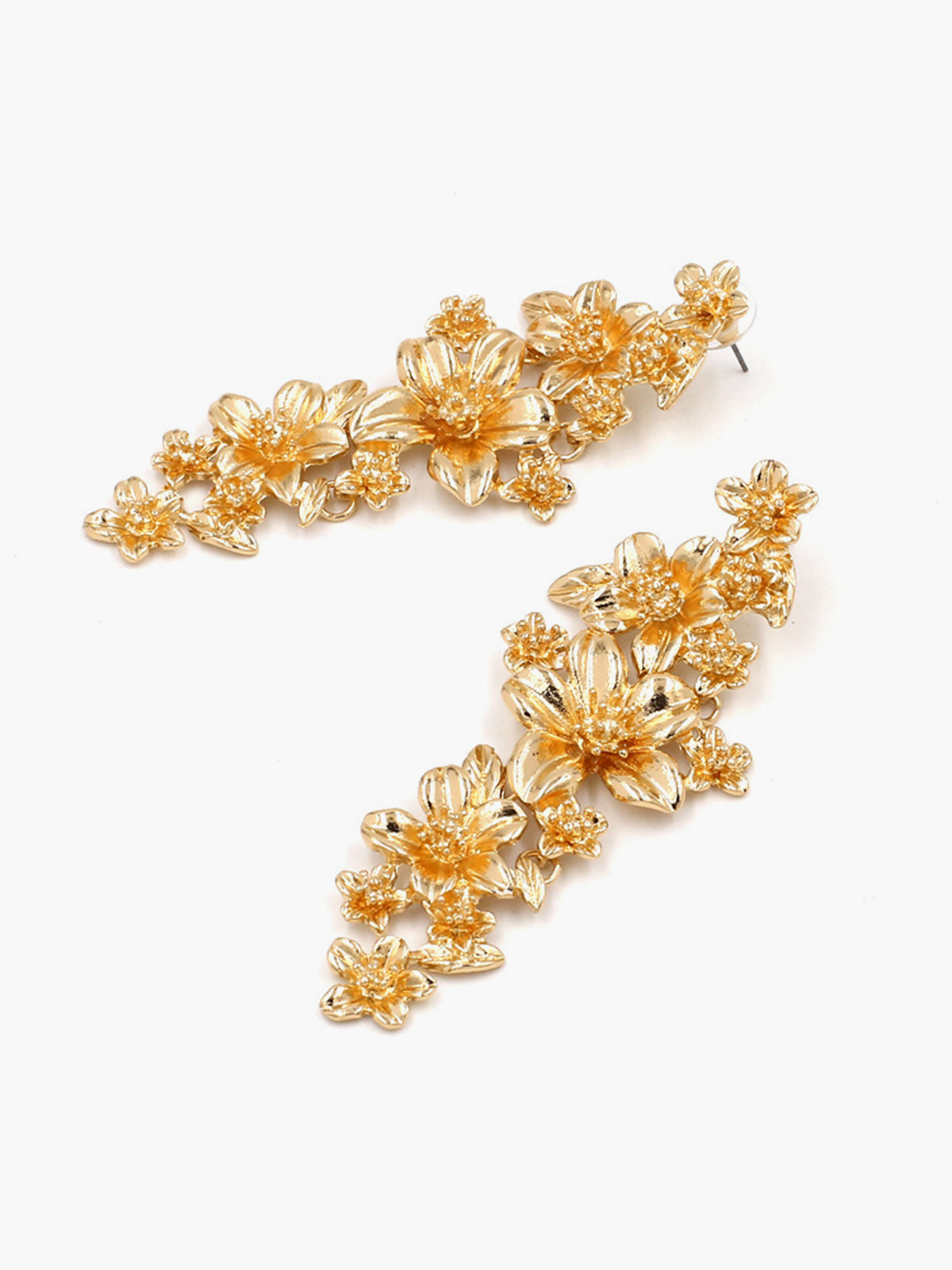 Goldene Ohrhänger mit Blumenmotiv