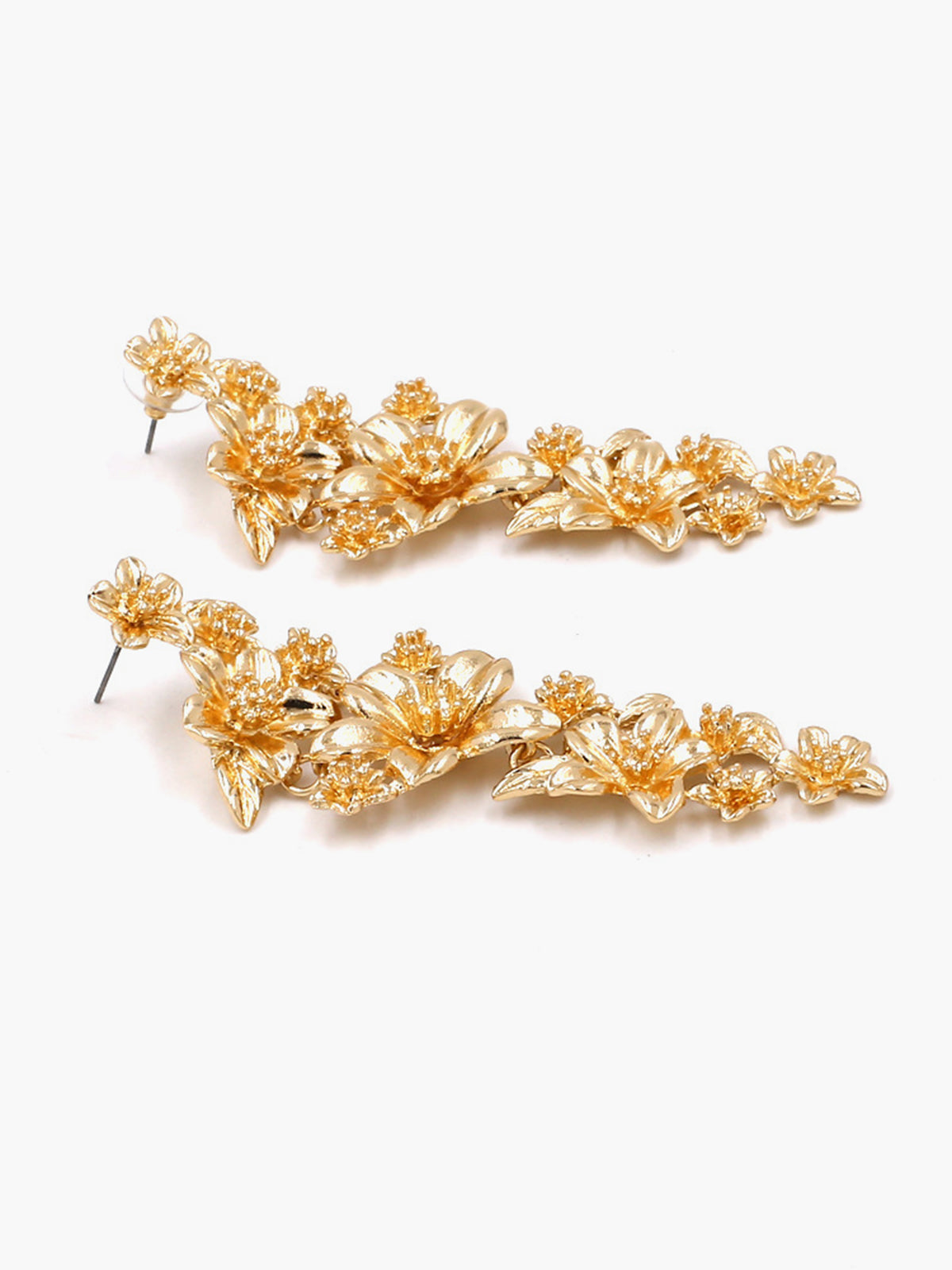 Goldene Ohrhänger mit Blumenmotiv