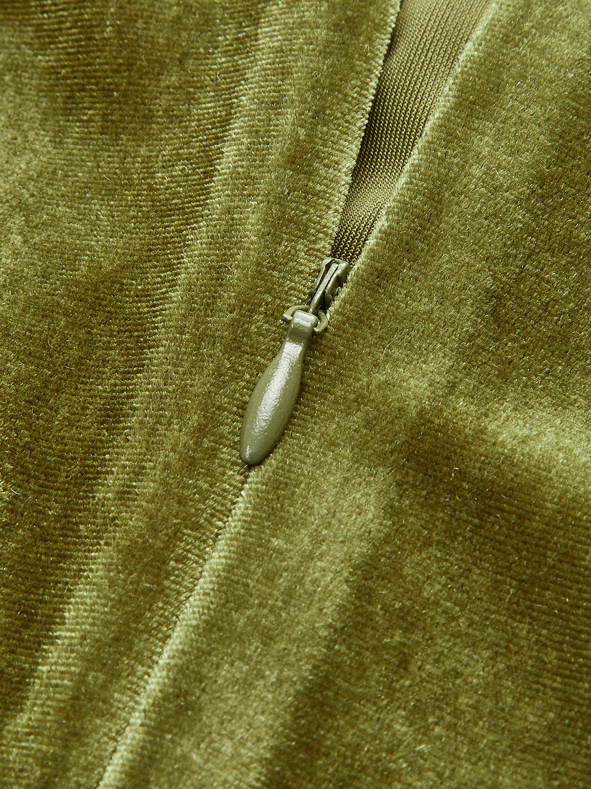 Ärmelloses Samtkleid mit Stehkragen