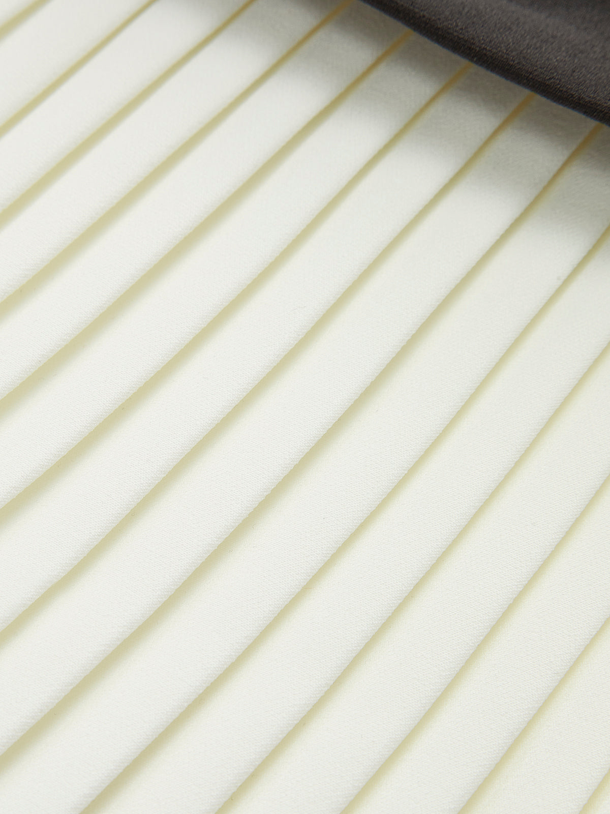 Robe boutonnée plissée bicolore à col en V