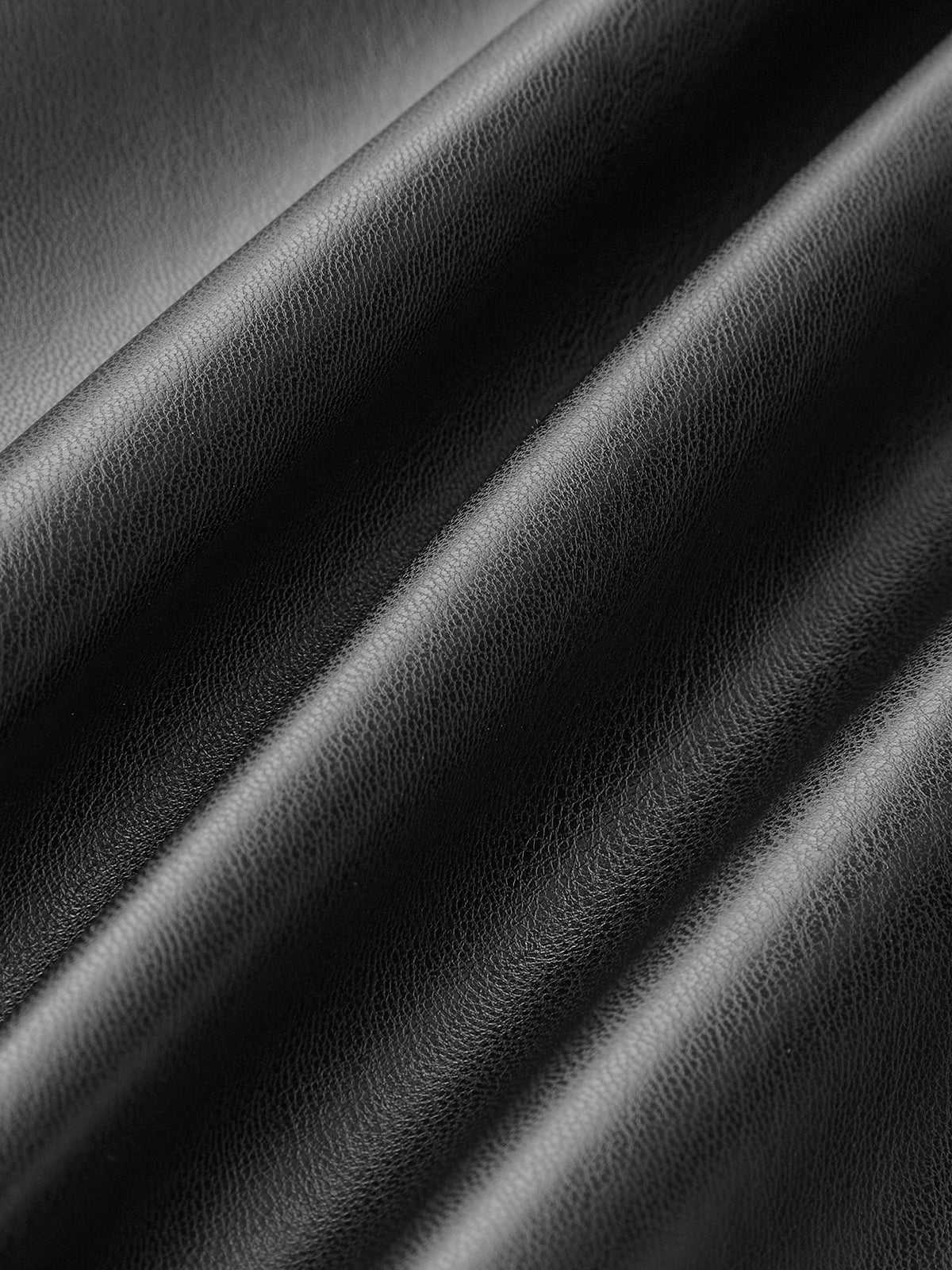 Ärmelloses Kleid aus Kunstleder mit Gürtel