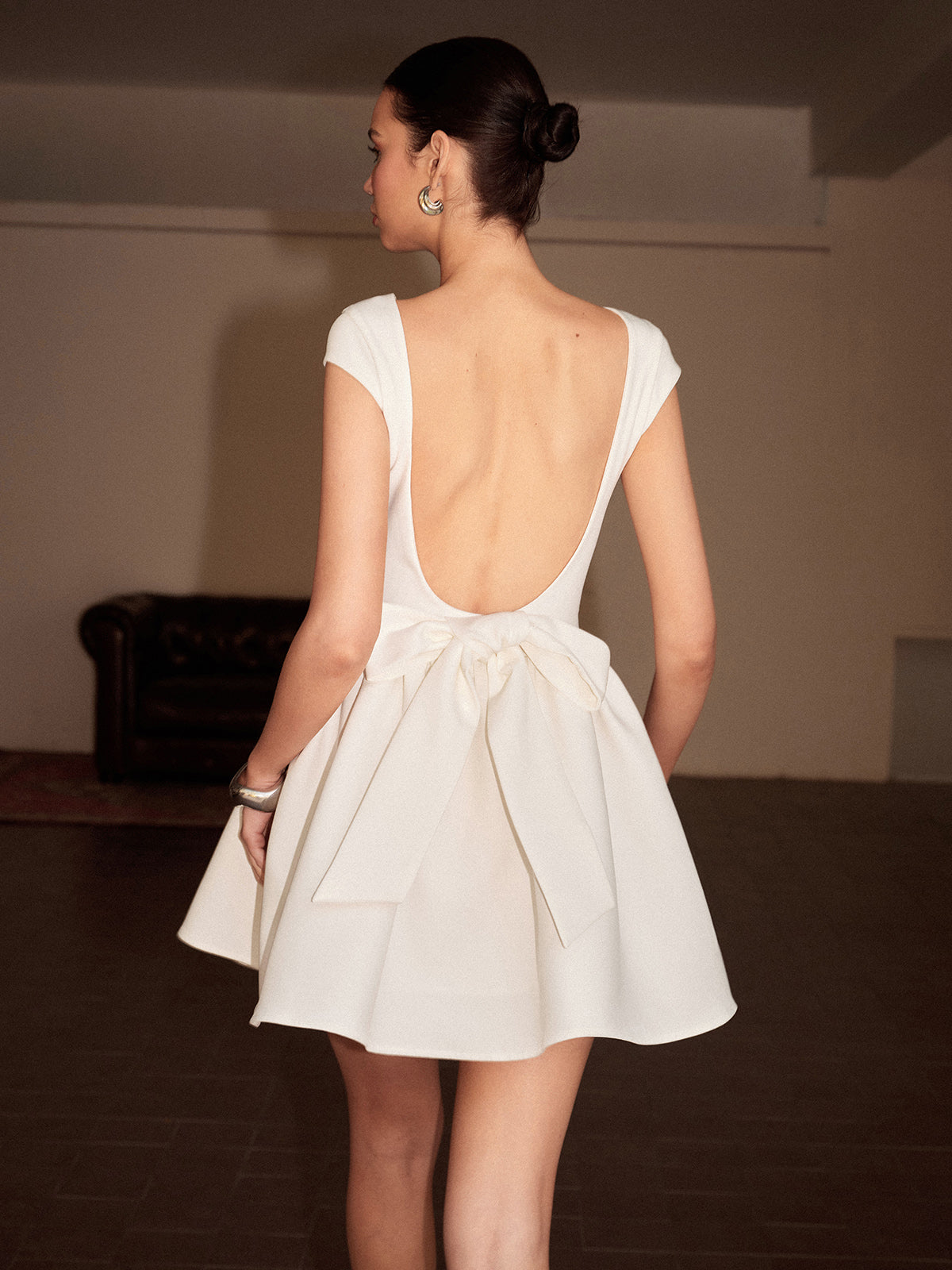Robe courte plissée dos nu à nœud papillon