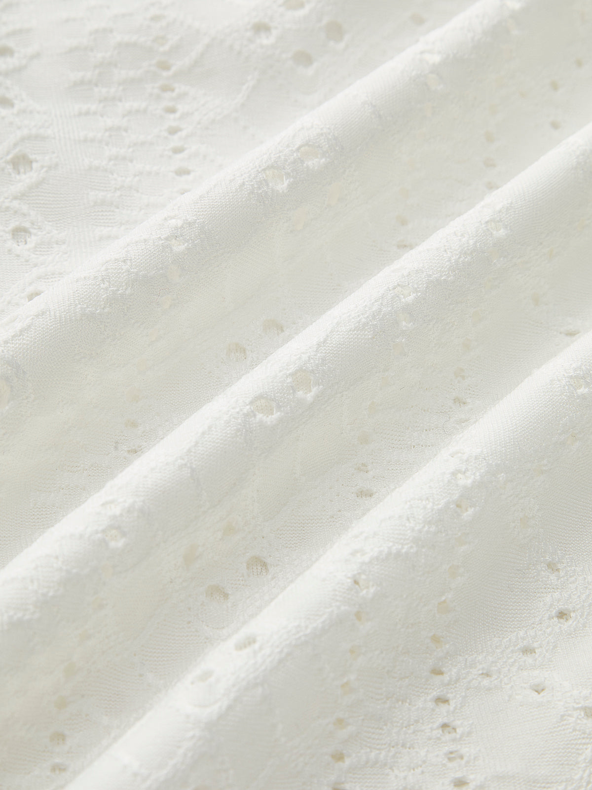 Halbtransparentes, eng anliegendes Top mit Stehkragen und Seitenfalten