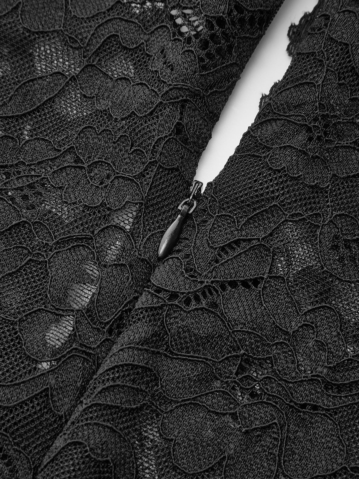 Transparentes Spitzenkleid mit Schlüssellochausschnitt und Raffungen