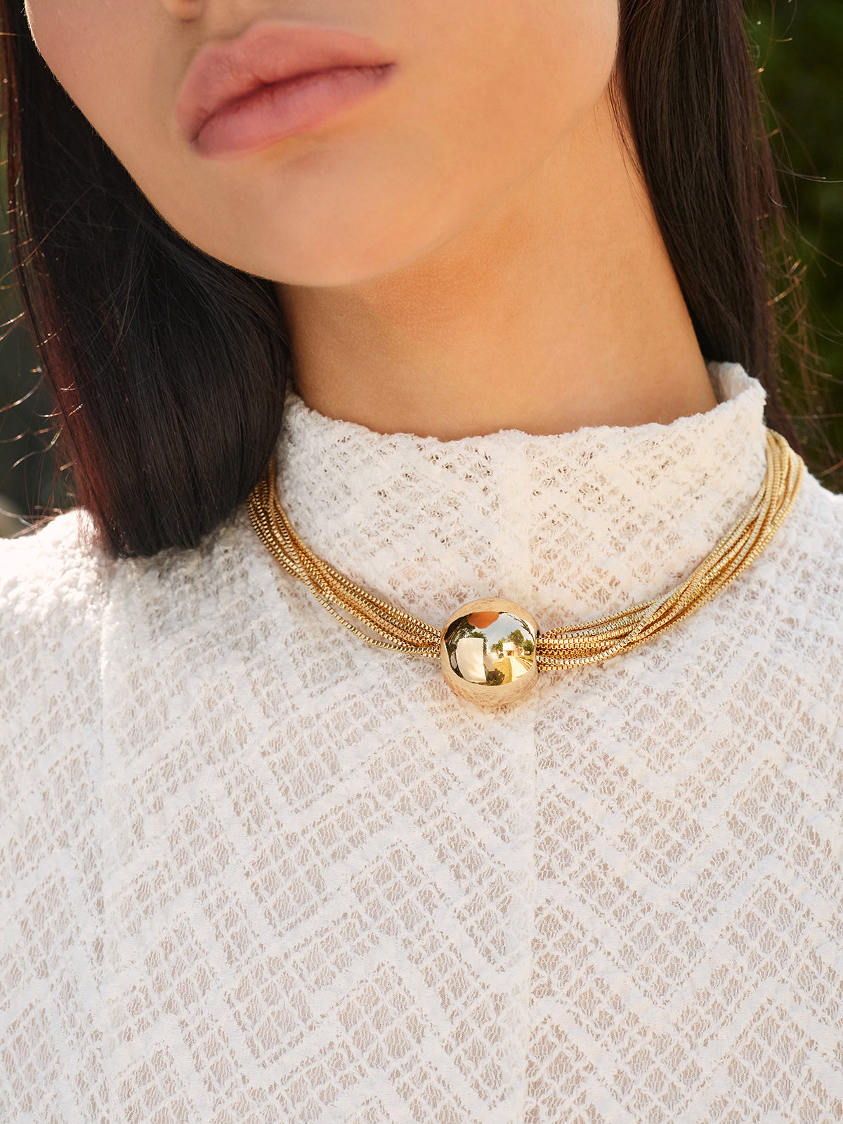 Collier ras du cou à plusieurs chaînes et perles brillantes