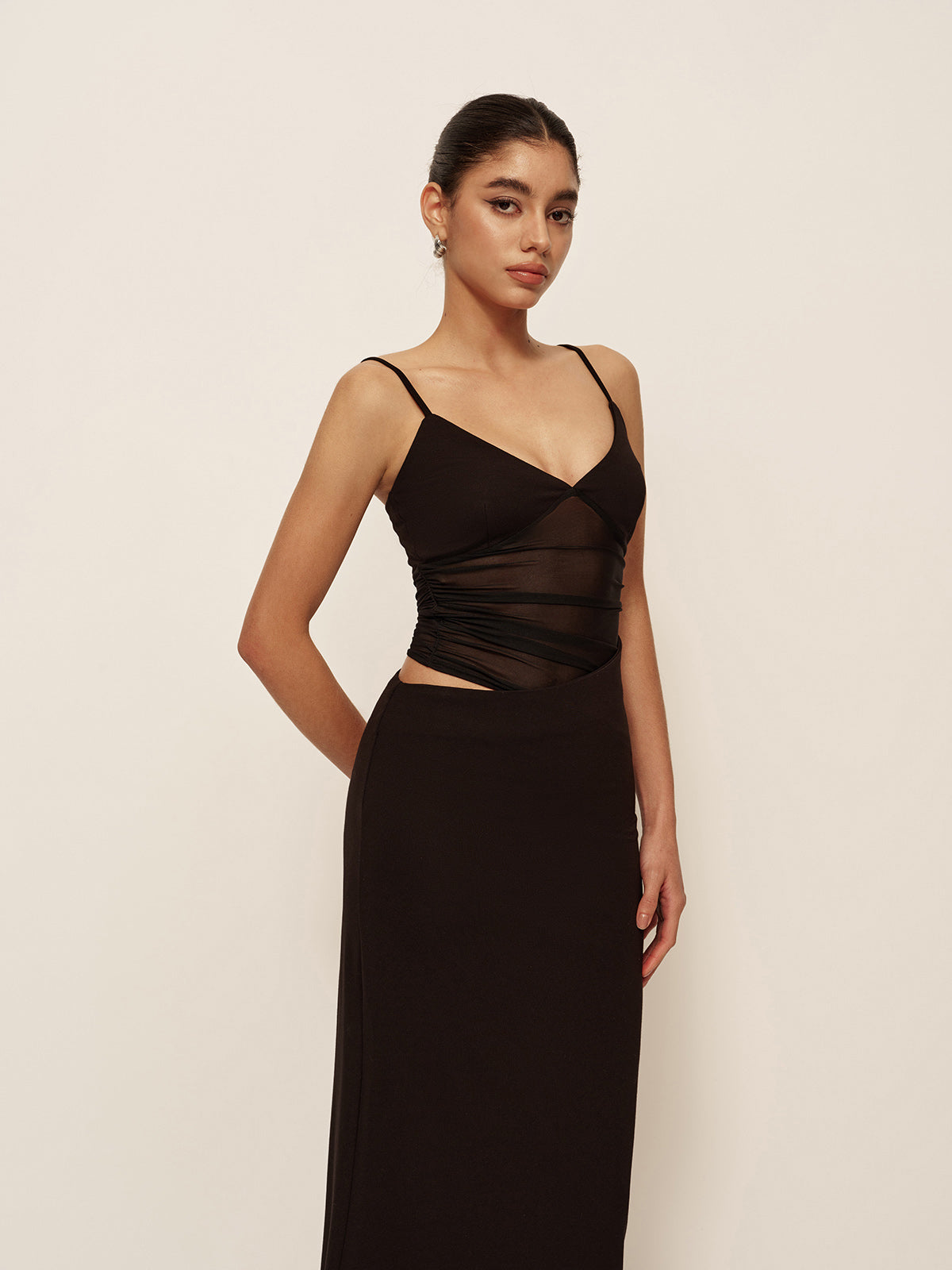 Robe asymétrique semi-transparente à décolleté en V plongeant et froncée