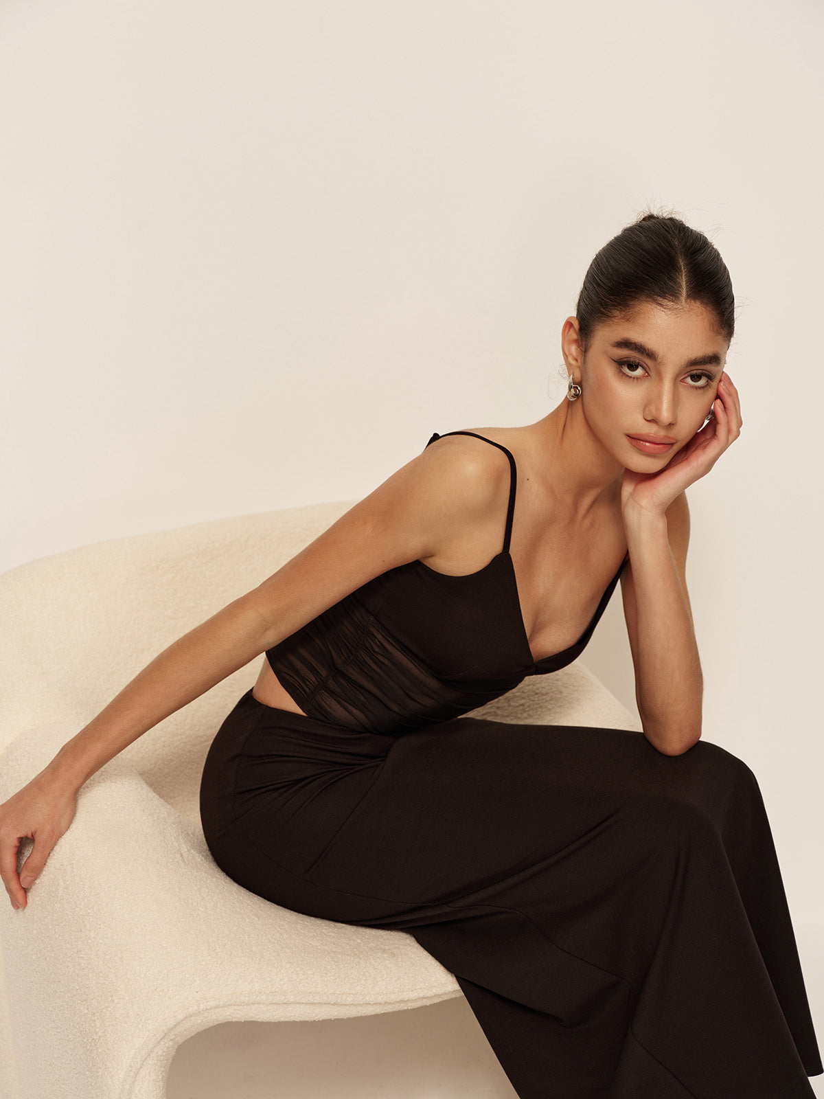 Robe asymétrique semi-transparente à décolleté en V plongeant et froncée