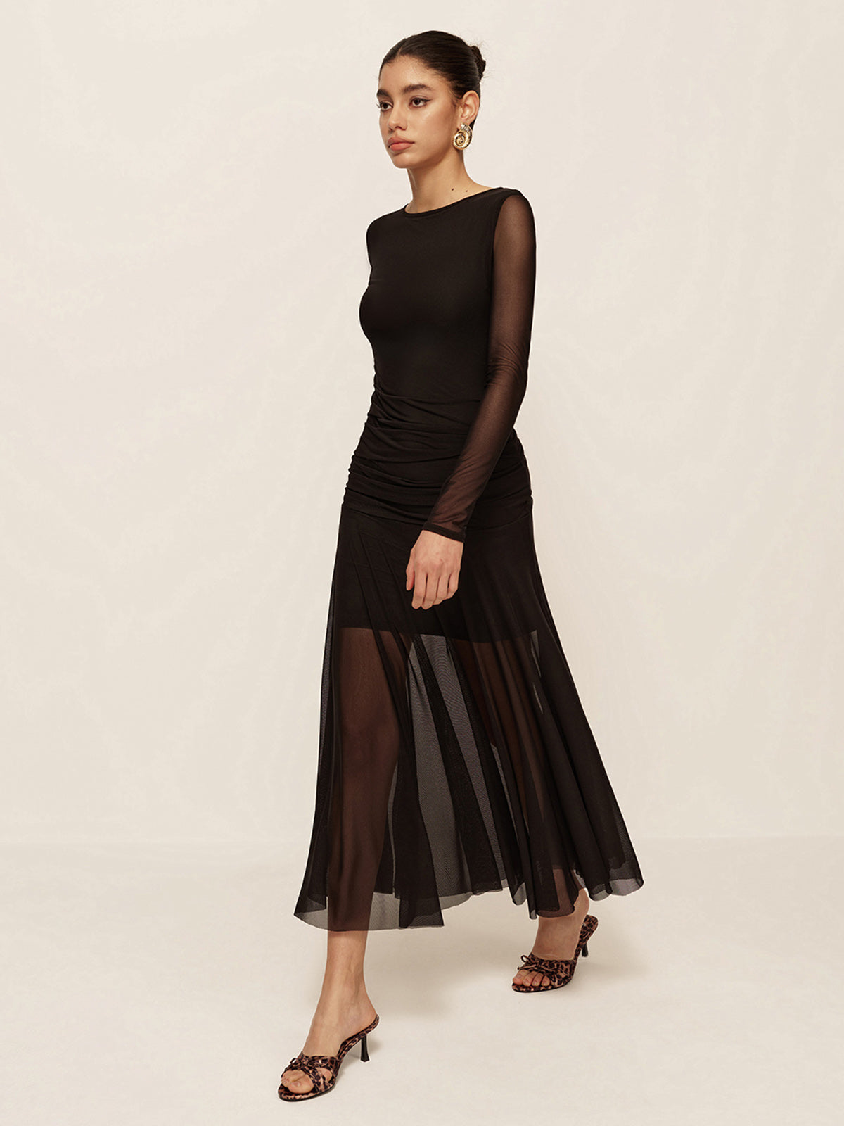 Plissiertes Kleid mit Raffungen und transparentem Saum