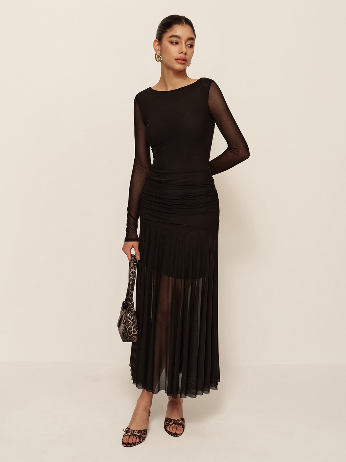 Plissiertes Kleid mit Raffungen und transparentem Saum