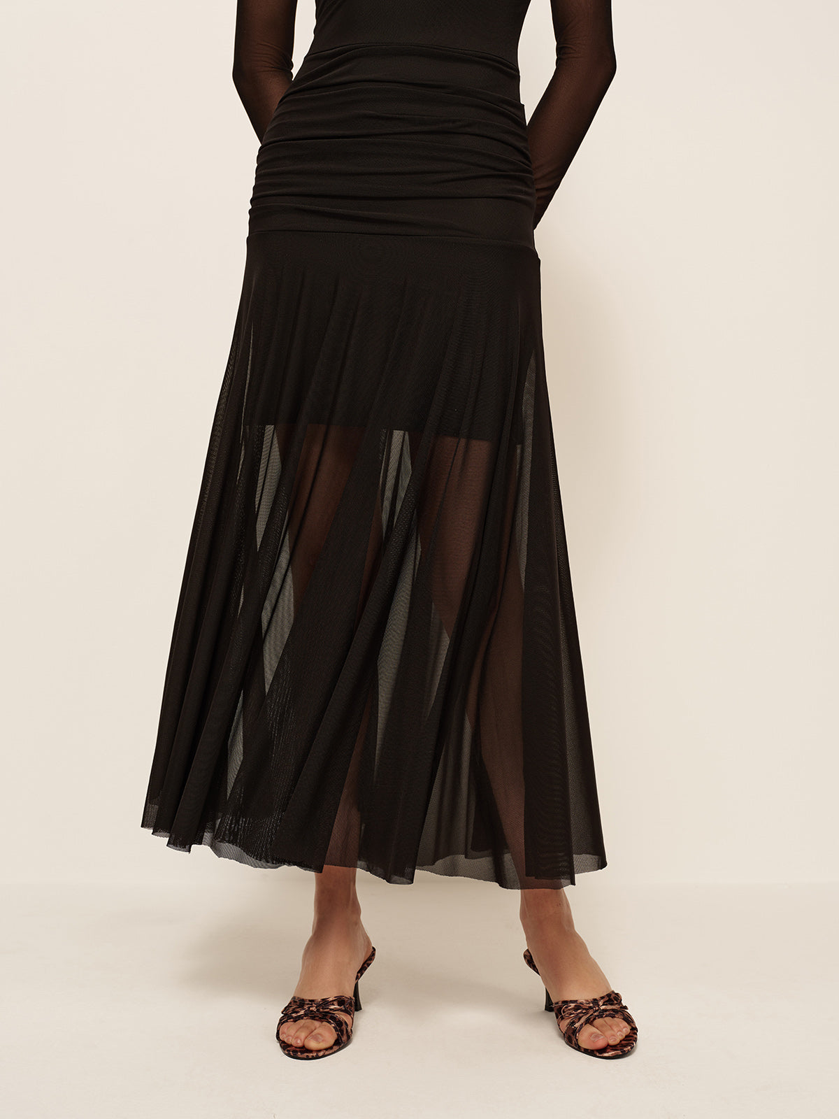Plissiertes Kleid mit Raffungen und transparentem Saum
