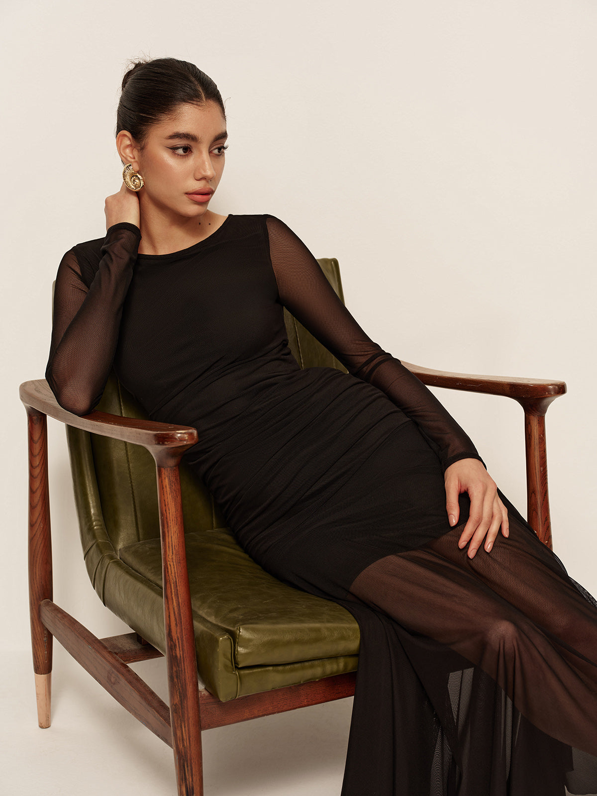 Plissiertes Kleid mit Raffungen und transparentem Saum