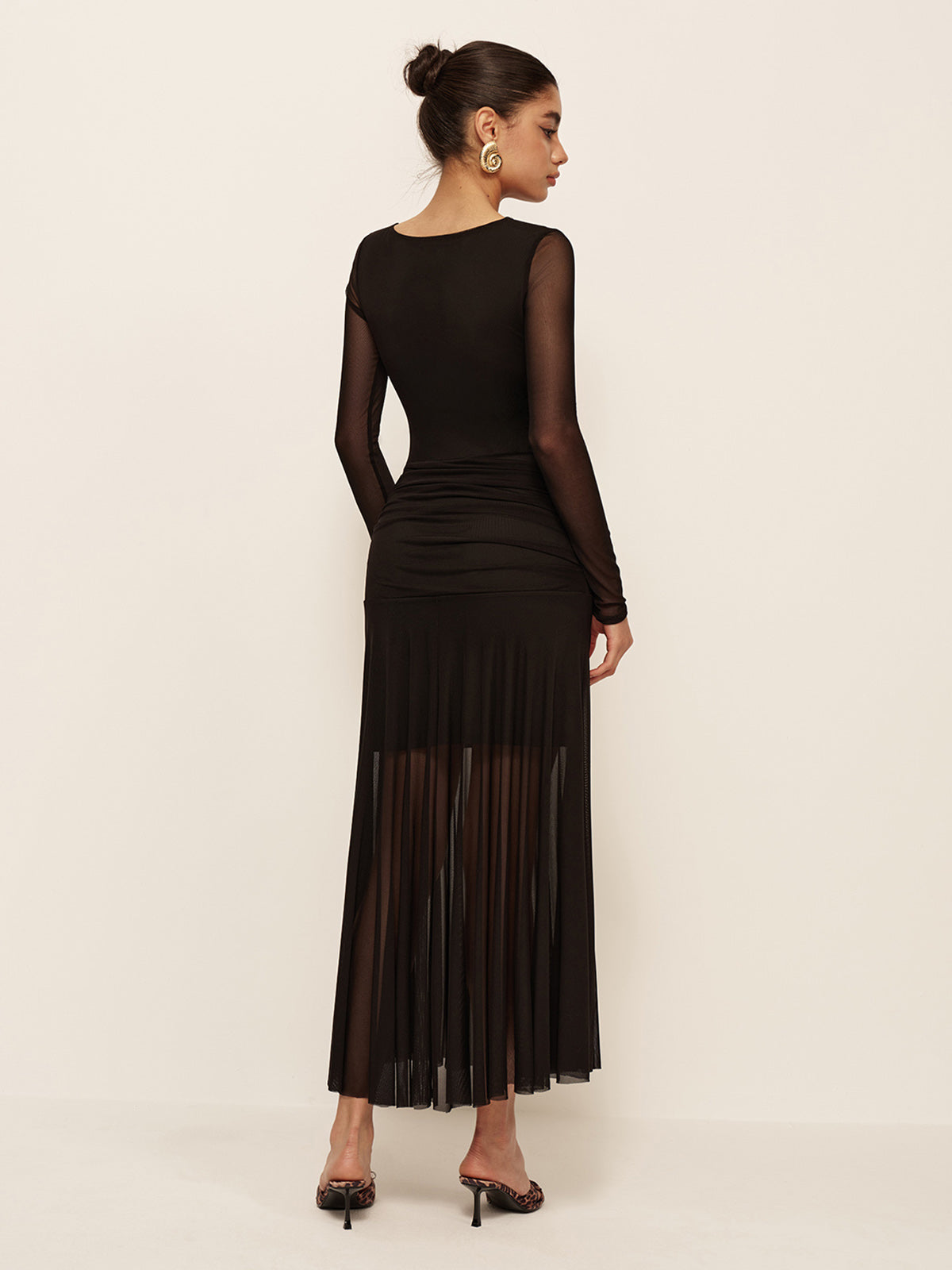 Plissiertes Kleid mit Raffungen und transparentem Saum