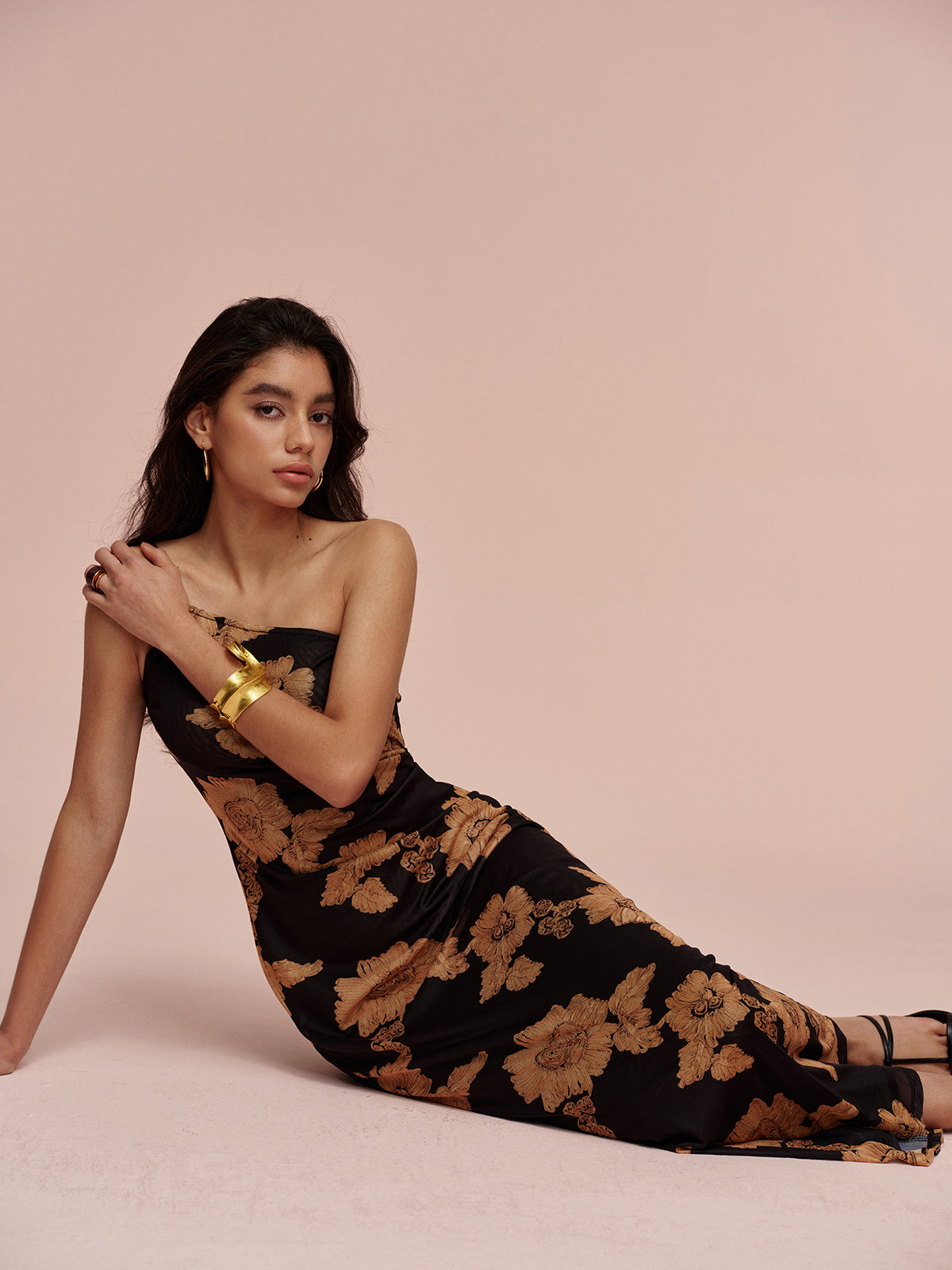 Robe asymétrique à épaules dénudées imprimée