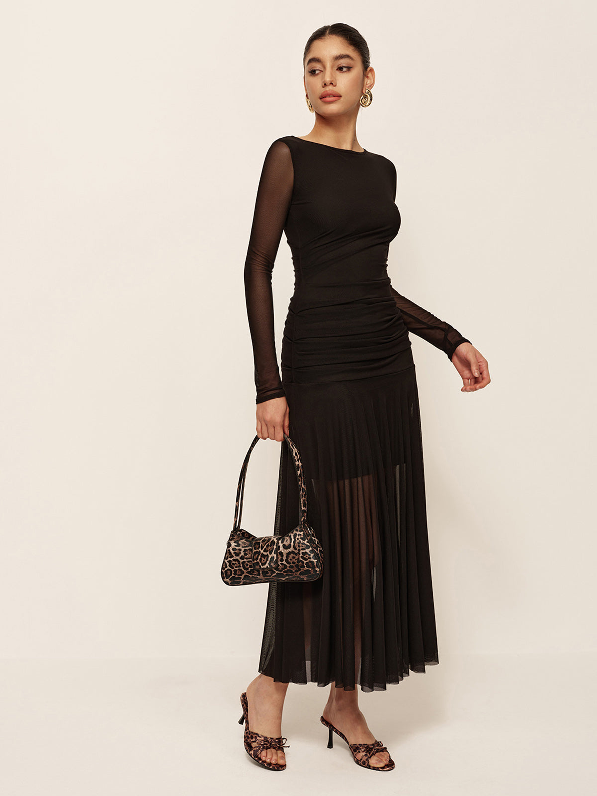 Plissiertes Kleid mit Raffungen und transparentem Saum