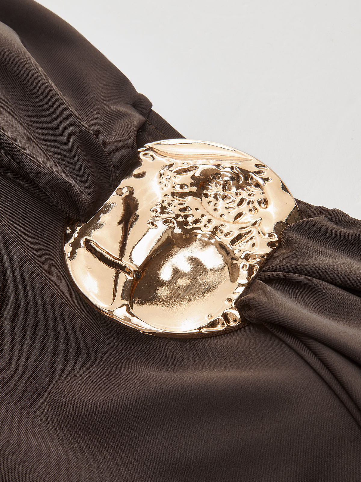 Badeanzug mit Metalldetail und gedrehter Vorderseite