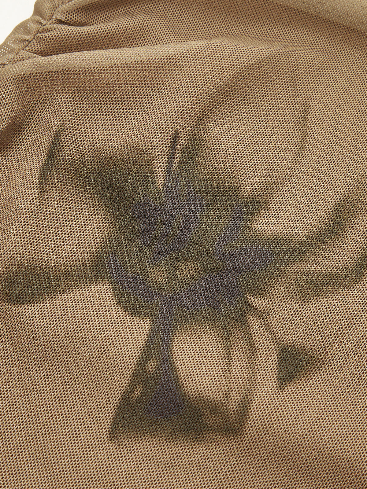 T-Shirt aus Netzgewebe mit Batikmuster und Blumendruck