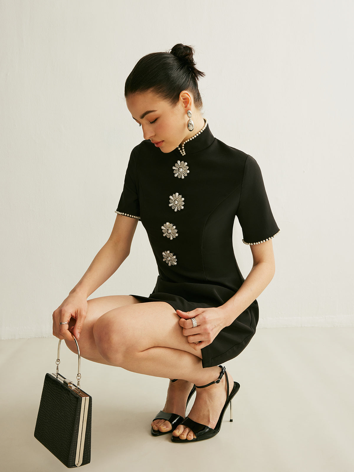 Robe à col montant et bordure de perles