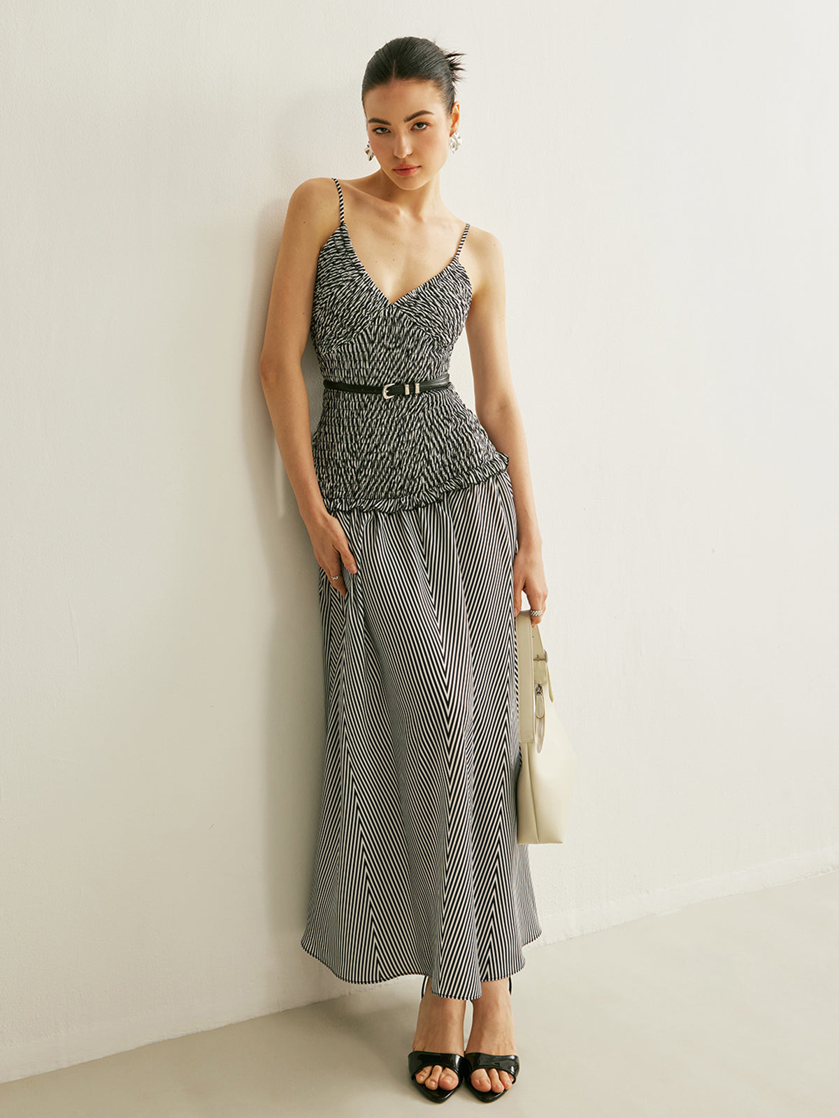 Robe plissée sans manches à col en V froncé