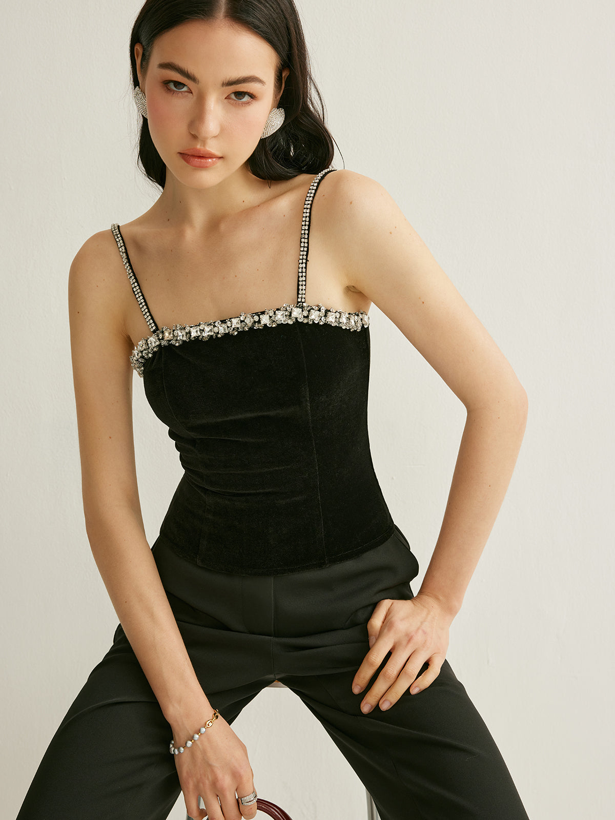Strassbesetztes Samt-Cami-Top