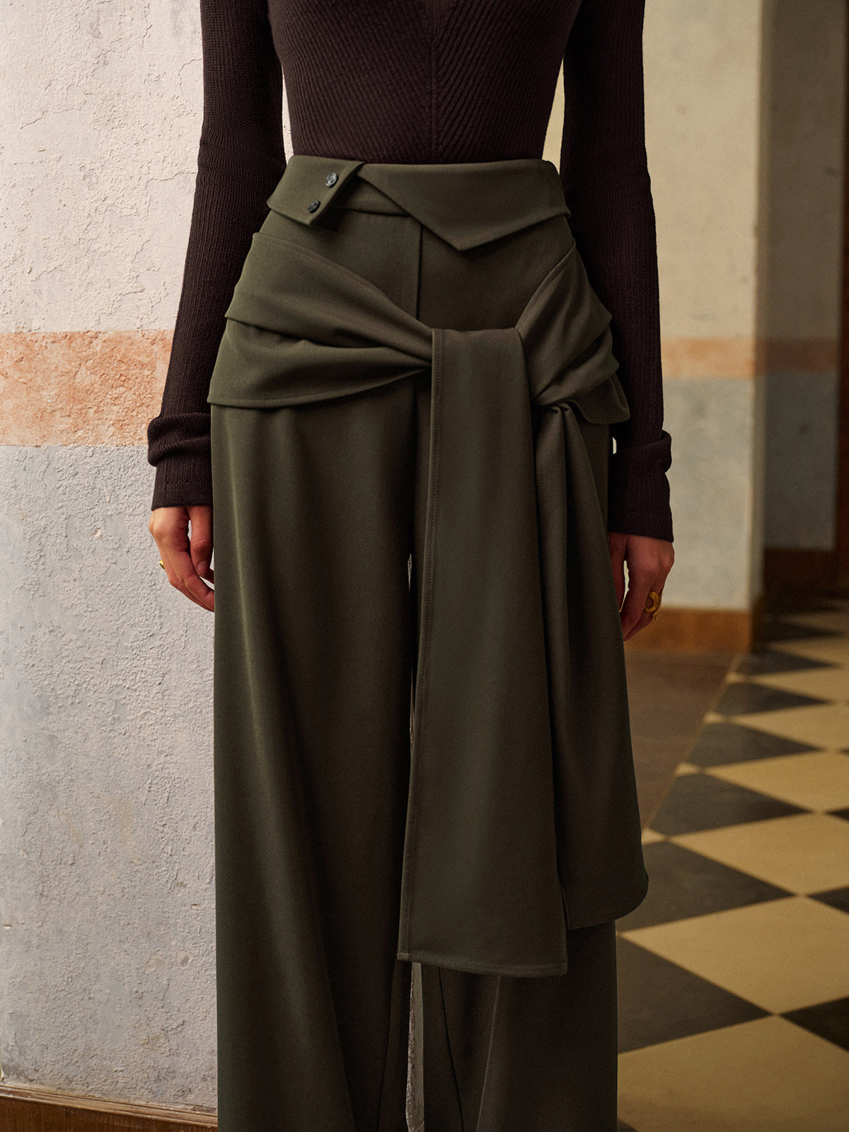 Hose mit hohem Bund und Knoten