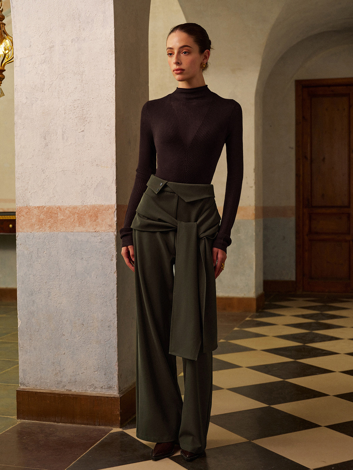 Hose mit hohem Bund und Knoten