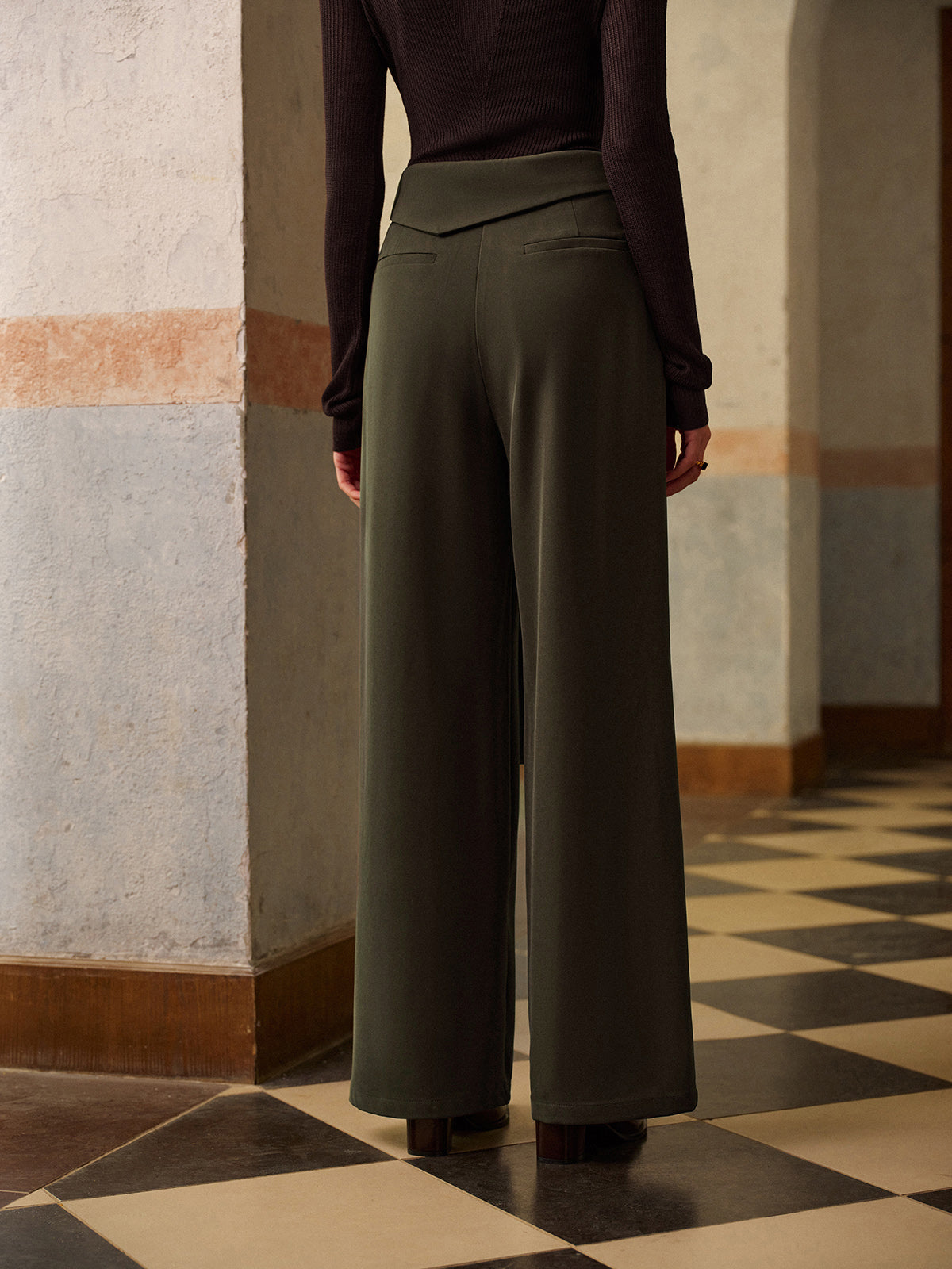 Hose mit hohem Bund und Knoten