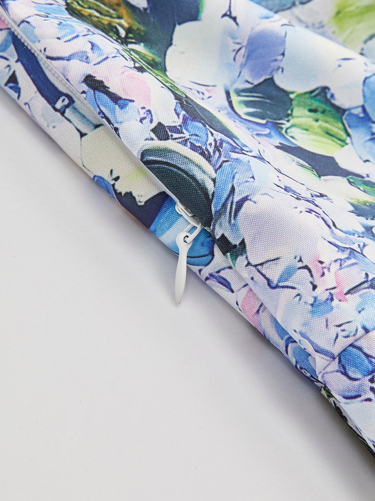 Kleid mit Blumenmuster und Bindebändern