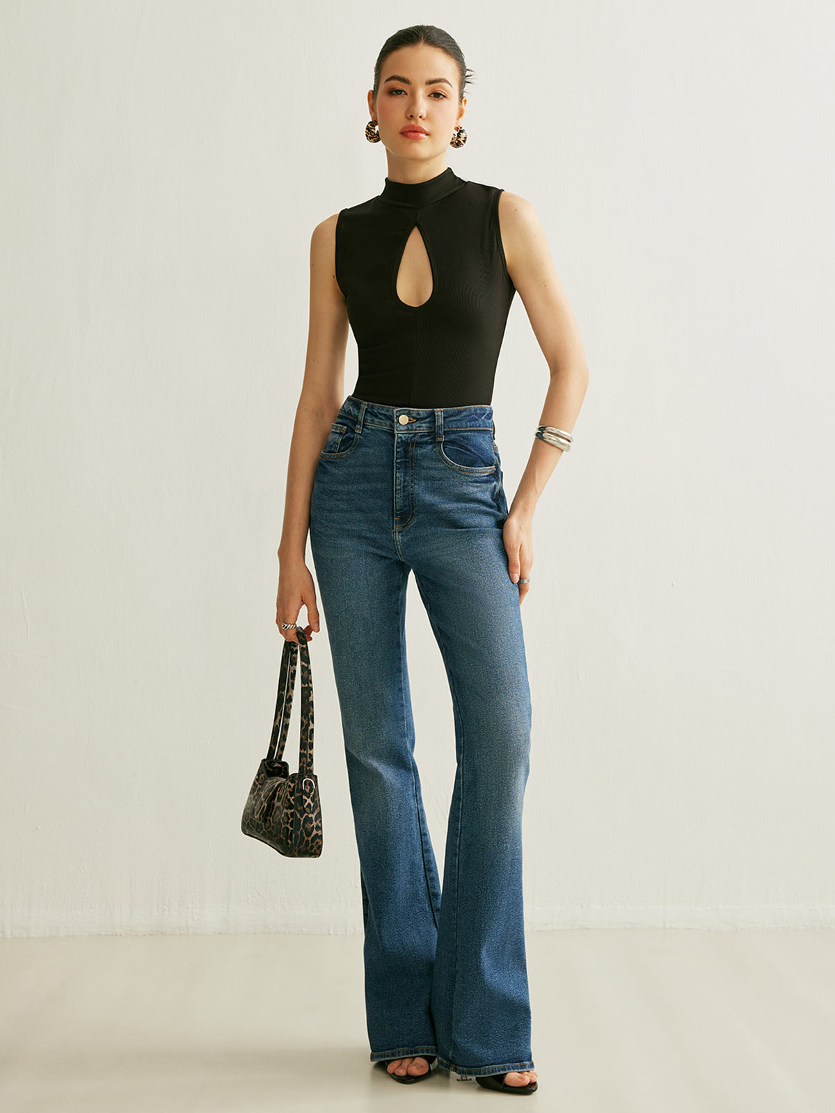 Oberteil mit Schlüssellochausschnitt und Stehkragen