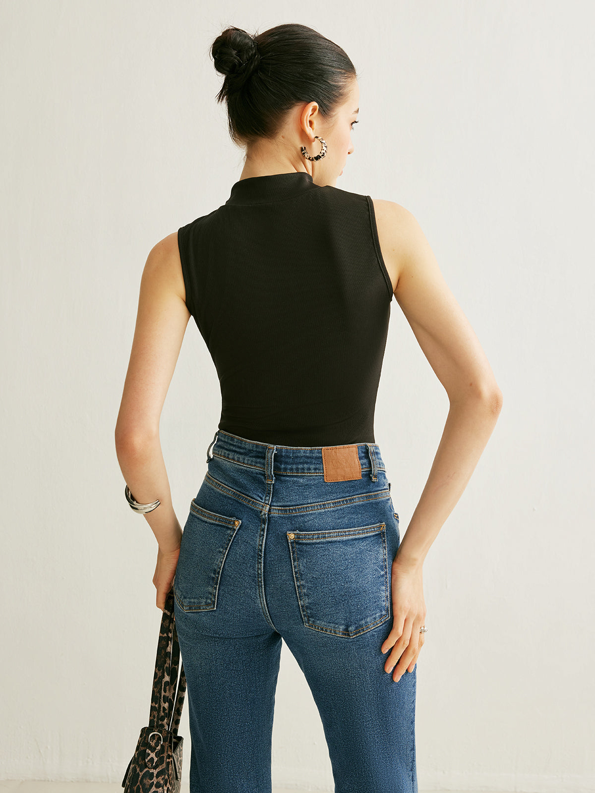 Oberteil mit Schlüssellochausschnitt und Stehkragen