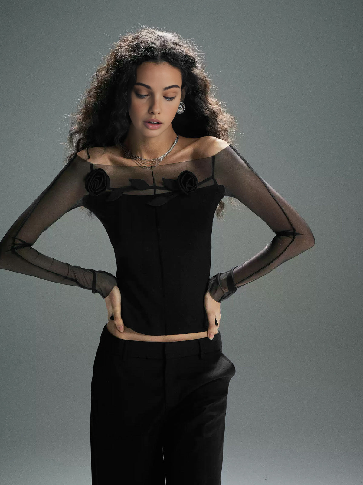 T-shirt à épaules dénudées et empiècement en résille transparente à fleurs 3D