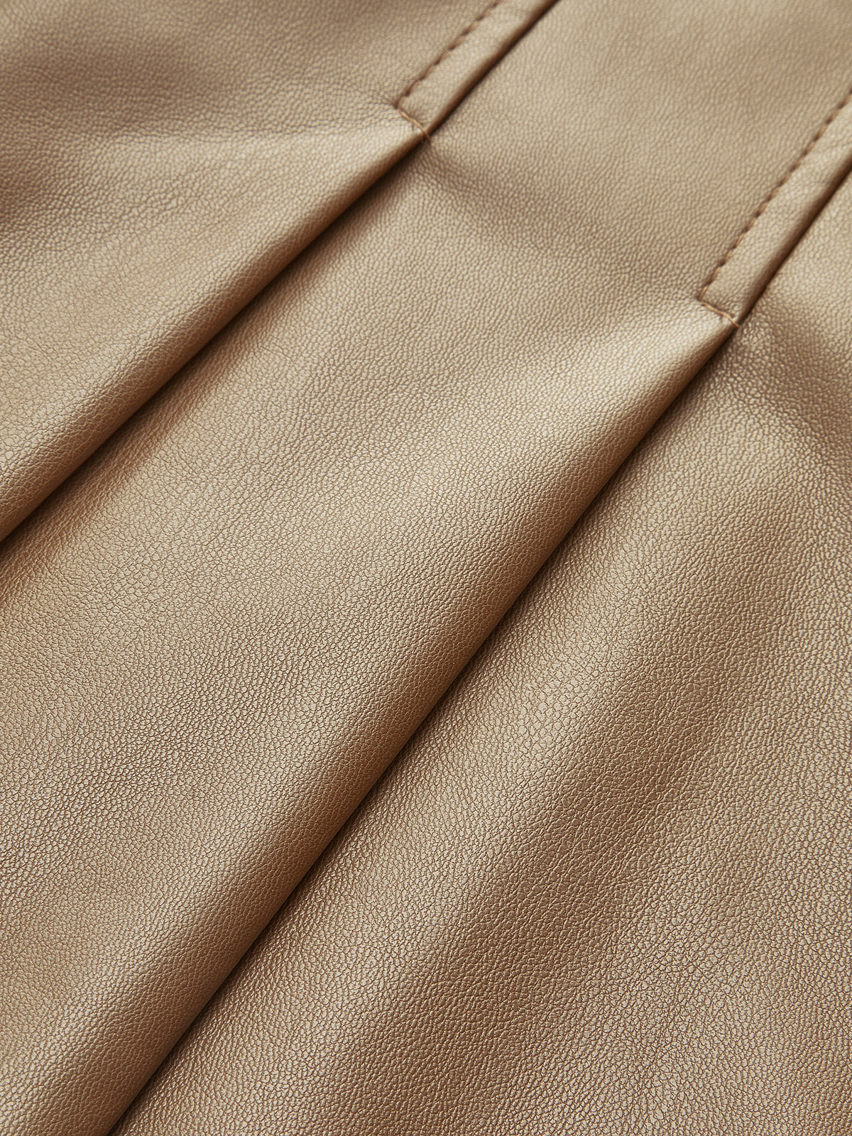 Faltenrock aus Kunstleder mit Gürtel