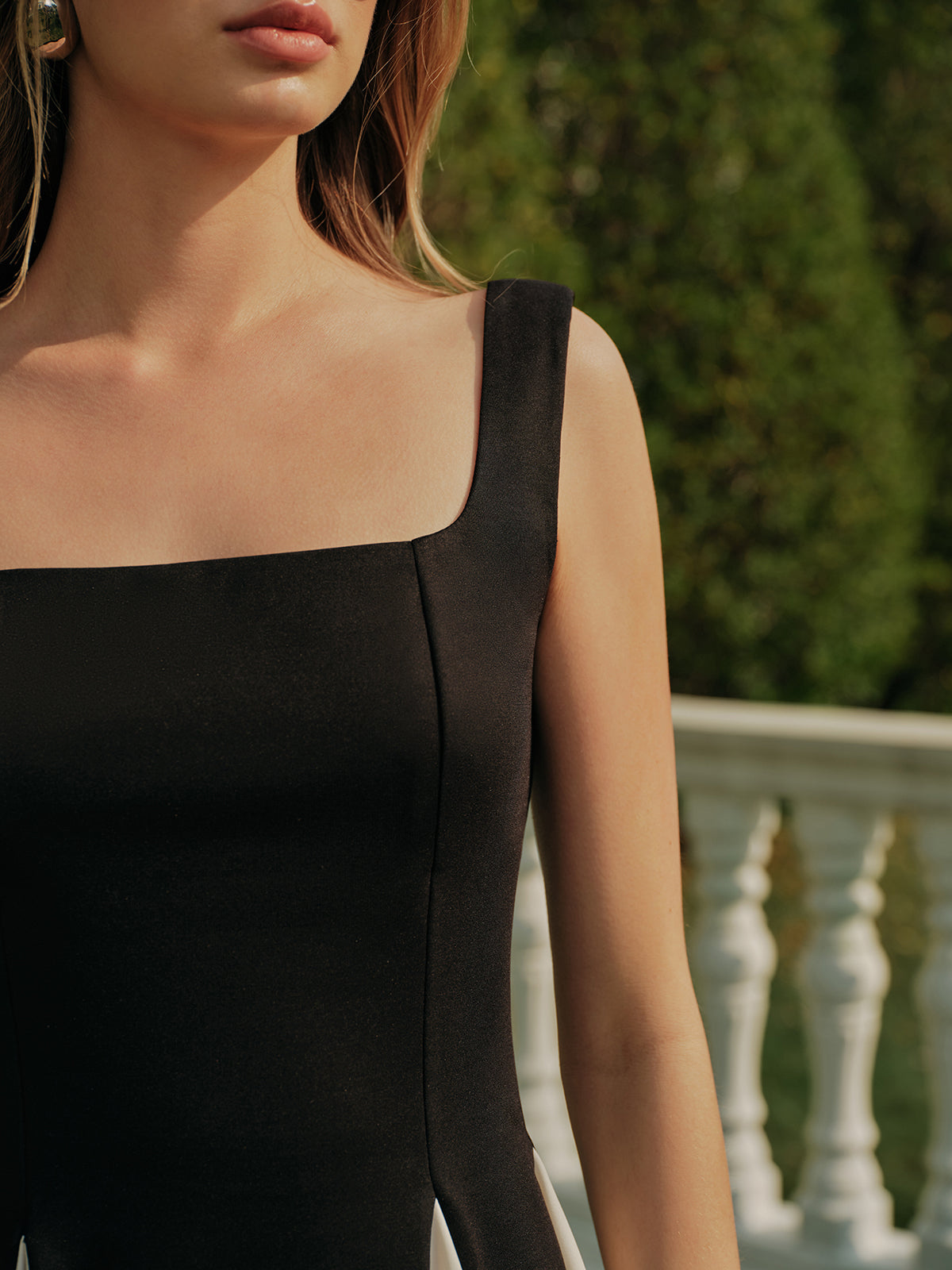 Ärmelloses Kleid mit quadratischem Ausschnitt und Farbblock-Design