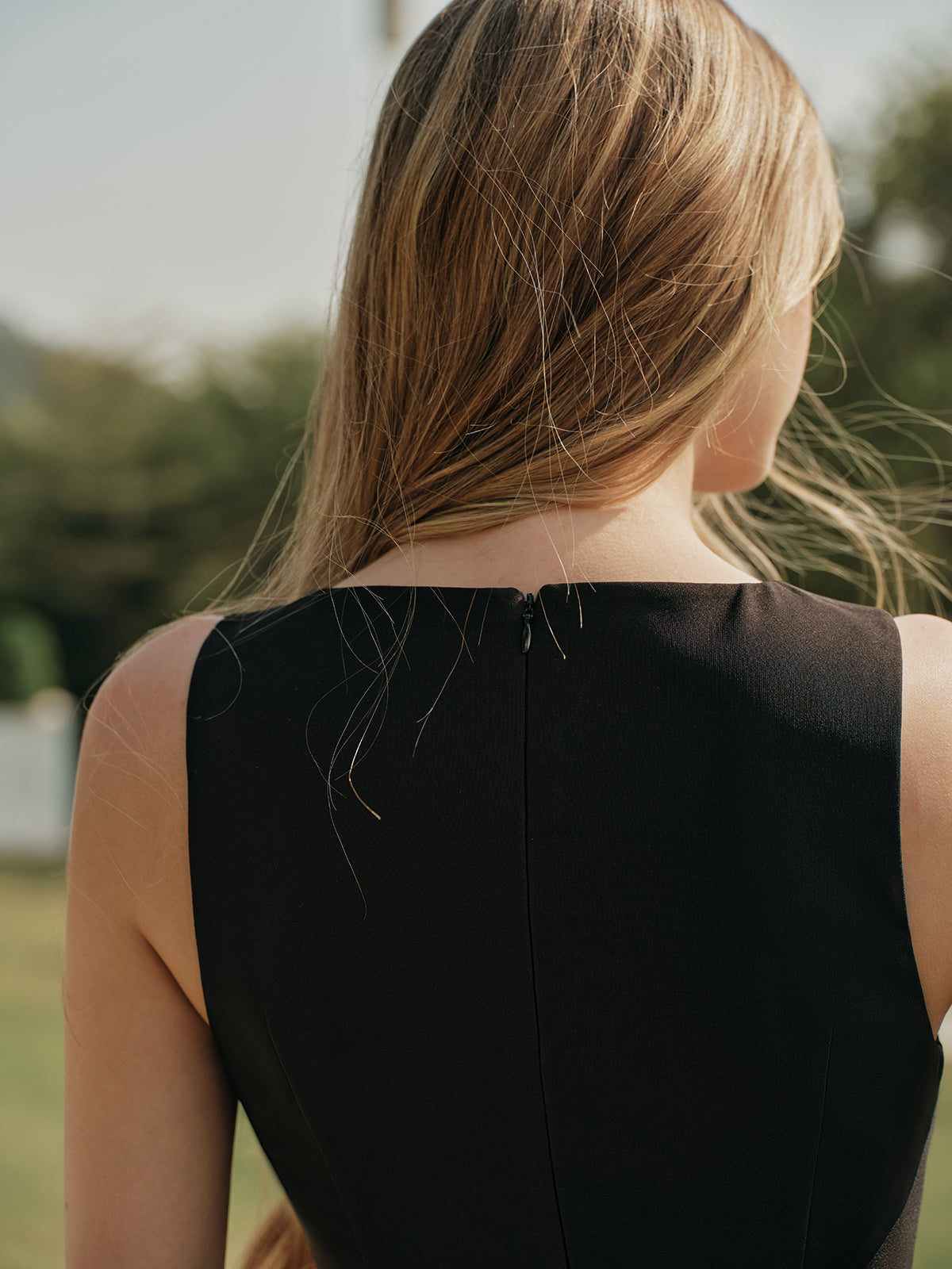Robe courte à volants boutonnée sans manches