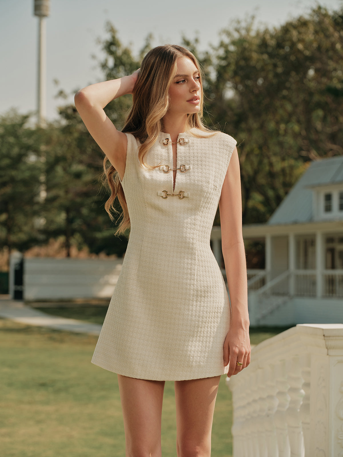 Ärmelloses Tweedkleid mit Metallknöpfen